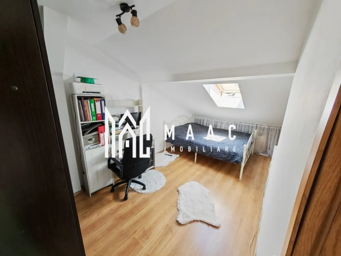 Apartament 3 camere | Decomandat | Mobilat Utilat | Lazaret - Apartament tip mansardă cu 2 niveluri, complet mobilat, în zona Lazaret – Sibiu

MAAC IMOBILIARE vă propune spre vânzare un apartament tip mansardă, cu personalitate și spații atent optimizate, situat într-un imobil îngrijit, în inima cartierului Lazaret, una dintre cele mai liniștite și accesibile zone rezidențiale ale Sibiului.
Suprafața utilă este de 78 mp, iar compartimentarea pe două niveluri oferă funcționalitate și confort. Apartamentul se vinde complet mobilat și utilat, fiind disponibil pentru mutare imediată.

Compartimentare:

Nivelul inferior:
Living spațios, cu zonă de relaxare și lumină naturală abundentă
Bucătărie open-space, complet echipată cu electrocasnice funcționale
Baie elegantă, cu finisaje moderne

Nivelul superior:
Două dormitoare luminoase, cu spații de depozitare bine organizate și design aerisit

Avantaje și caracteristici:
Finisaje moderne și mobilier de calitate
Apartament versatil – ideal atât pentru locuit, cât și pentru investiție (închiriere pe termen lung sau regim hotelier)
Acces facil către centrul orașului, școli, magazine, parcuri și mijloace de transport
Zonă rezidențială cu infrastructură bună și comunitate liniștită

Locație:
Imobilul este amplasat în cartierul Lazaret, o zonă apreciată pentru accesibilitate, infrastructura dezvoltată și proximitatea față de puncte de interes precum școli, magazine, stații de autobuz și spații verzi.

Pentru mai multe detalii precizati telefonic ca ati vazut anuntul cu ID: CP2605359