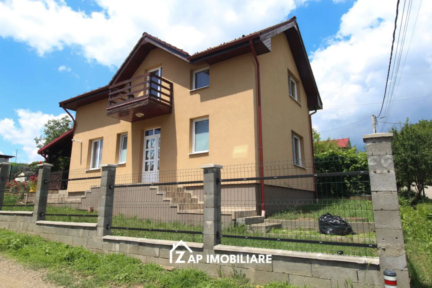 Casa P+M - 4 camere - 3 dormitoare - Teren 500 mp - Nazna - Mentionati ID-ul proprietatii cand apelati: CP3173304
Contact ⓪⑦②⑥ ②②③ ⑧⑧⑥ Sebastian
Zap Imobiliare vă propune o casă individuală cu regim de înălțime Parter + Mansardă, construită în anul 2012 din cărămidă și acoperită cu țiglă. Proprietatea oferă o compartimentare optimă pentru o familie, fiind complet finisată și mobilată parțial, gata pentru mutare imediată.
-- Suprafață utilă: 110 mp (Suprafață construită: 130 mp, Amprentă la sol: 65 mp)
-- Suprafață teren: 500 mp
-- Compartimentare: 4 camere (1 living, 3 dormitoare), 1 bucătărie deschisă (mobilată și utilată), 2 băi (cu geam la baie și cabină de duș), 1 balcon, 1 terasă
-- Locuri de parcare: 2 (parcare deschisă)
Locuința beneficiază de finisaje moderne: ferestre PVC cu geamuri termopan, uși interioare din MDF, ușă de intrare din PVC, pardoseli acoperite cu parchet și gresie, scară interioară și izolație termică exterioară. În curte se regăsesc o magazie utilă pentru depozitare și o zonă amenajată pentru barbecue.
Proprietatea dispune de toate utilitățile și este complet contorizată (apometre, contor gaz, contor electric): apă, canalizare, curent, gaz, internet wireless și CATV. Accesul se face de pe străzi asfaltate și iluminate, cu acces rapid la mijloacele de transport în comun.
La prețul afișat NU se adăuga TVA
Contact ⓪⑦②⑥ ②②③ ⑧⑧⑥ Sebastian
