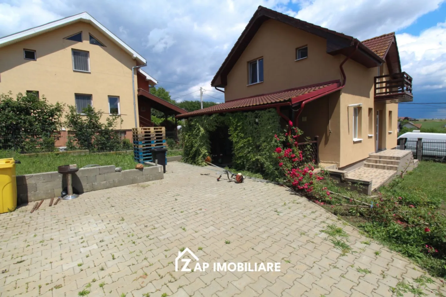 Casa P+M - 4 camere - 3 dormitoare - Teren 500 mp - Nazna - Mentionati ID-ul proprietatii cand apelati: CP3173304
Contact ⓪⑦②⑥ ②②③ ⑧⑧⑥ Sebastian
Zap Imobiliare vă propune o casă individuală cu regim de înălțime Parter + Mansardă, construită în anul 2012 din cărămidă și acoperită cu țiglă. Proprietatea oferă o compartimentare optimă pentru o familie, fiind complet finisată și mobilată parțial, gata pentru mutare imediată.
-- Suprafață utilă: 110 mp (Suprafață construită: 130 mp, Amprentă la sol: 65 mp)
-- Suprafață teren: 500 mp
-- Compartimentare: 4 camere (1 living, 3 dormitoare), 1 bucătărie deschisă (mobilată și utilată), 2 băi (cu geam la baie și cabină de duș), 1 balcon, 1 terasă
-- Locuri de parcare: 2 (parcare deschisă)
Locuința beneficiază de finisaje moderne: ferestre PVC cu geamuri termopan, uși interioare din MDF, ușă de intrare din PVC, pardoseli acoperite cu parchet și gresie, scară interioară și izolație termică exterioară. În curte se regăsesc o magazie utilă pentru depozitare și o zonă amenajată pentru barbecue.
Proprietatea dispune de toate utilitățile și este complet contorizată (apometre, contor gaz, contor electric): apă, canalizare, curent, gaz, internet wireless și CATV. Accesul se face de pe străzi asfaltate și iluminate, cu acces rapid la mijloacele de transport în comun.
La prețul afișat NU se adăuga TVA
Contact ⓪⑦②⑥ ②②③ ⑧⑧⑥ Sebastian