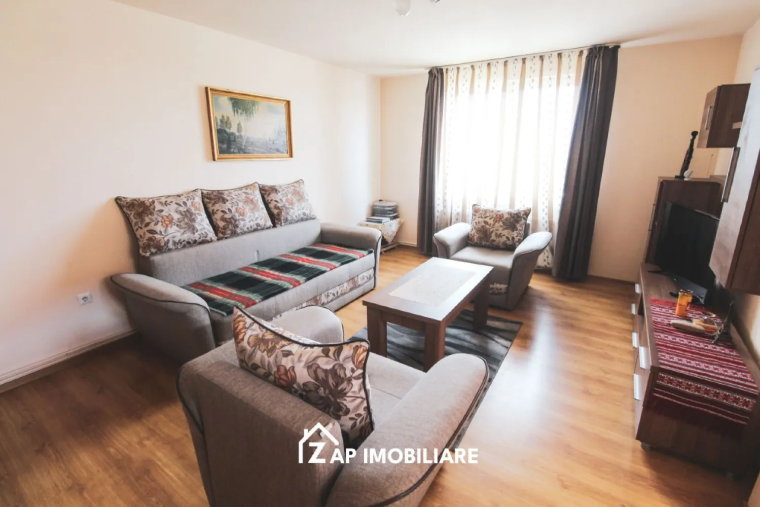 Casa P+M - 4 camere - 3 dormitoare - Teren 500 mp - Nazna - Mentionati ID-ul proprietatii cand apelati: CP3173304
Contact ⓪⑦②⑥ ②②③ ⑧⑧⑥ Sebastian
Zap Imobiliare vă propune o casă individuală cu regim de înălțime Parter + Mansardă, construită în anul 2012 din cărămidă și acoperită cu țiglă. Proprietatea oferă o compartimentare optimă pentru o familie, fiind complet finisată și mobilată parțial, gata pentru mutare imediată.
-- Suprafață utilă: 110 mp (Suprafață construită: 130 mp, Amprentă la sol: 65 mp)
-- Suprafață teren: 500 mp
-- Compartimentare: 4 camere (1 living, 3 dormitoare), 1 bucătărie deschisă (mobilată și utilată), 2 băi (cu geam la baie și cabină de duș), 1 balcon, 1 terasă
-- Locuri de parcare: 2 (parcare deschisă)
Locuința beneficiază de finisaje moderne: ferestre PVC cu geamuri termopan, uși interioare din MDF, ușă de intrare din PVC, pardoseli acoperite cu parchet și gresie, scară interioară și izolație termică exterioară. În curte se regăsesc o magazie utilă pentru depozitare și o zonă amenajată pentru barbecue.
Proprietatea dispune de toate utilitățile și este complet contorizată (apometre, contor gaz, contor electric): apă, canalizare, curent, gaz, internet wireless și CATV. Accesul se face de pe străzi asfaltate și iluminate, cu acces rapid la mijloacele de transport în comun.
La prețul afișat NU se adăuga TVA
Contact ⓪⑦②⑥ ②②③ ⑧⑧⑥ Sebastian