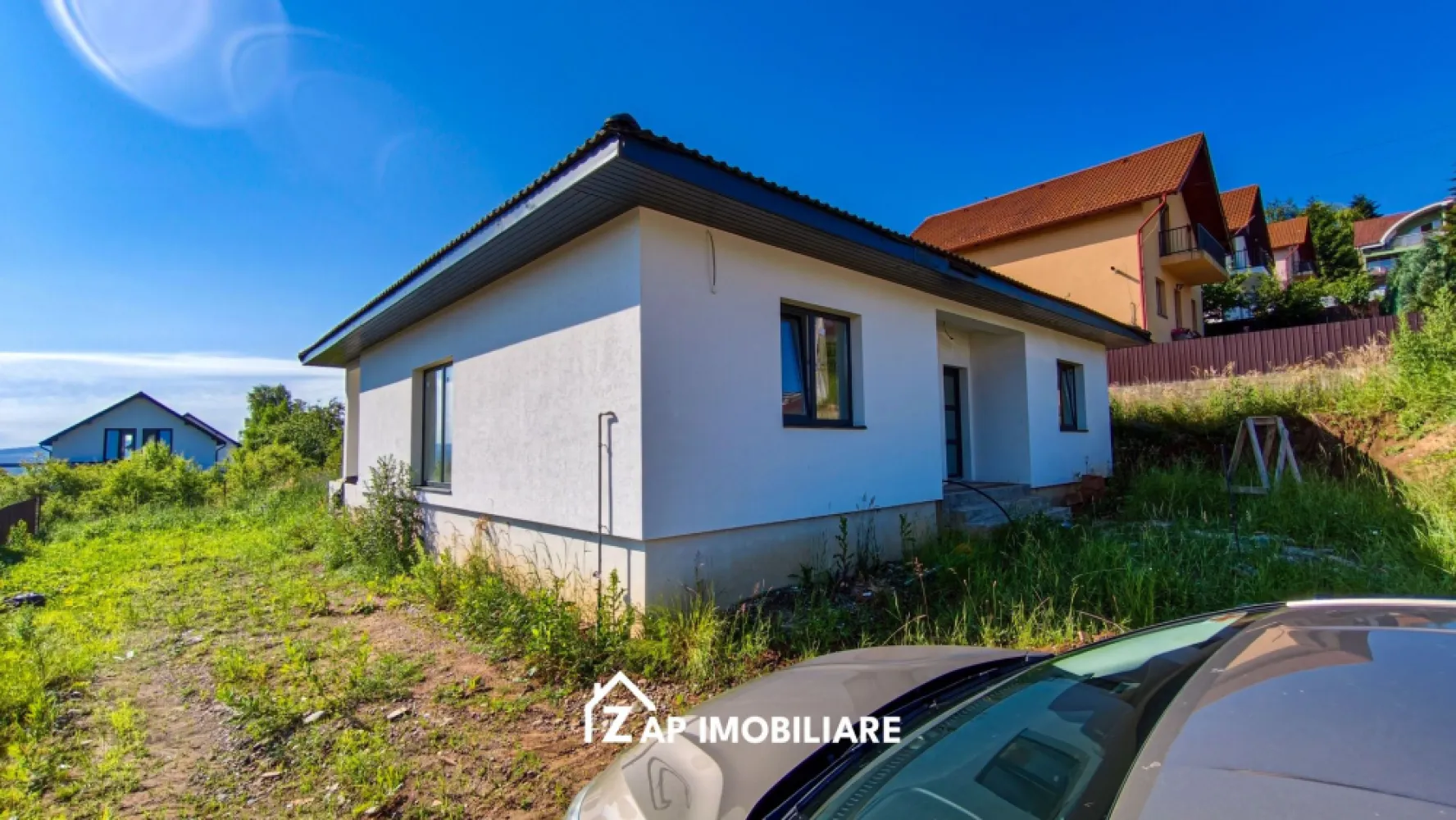 Casă 1 nivel 4 camere - 700 mp teren - Zona Pestisorul de aur - Mentionati ID-ul proprietatii cand apelati: CP3171999
Contact ⓪⑦②⑥ ②②③ ⑧⑧⑥ Sebastian

Zap Imobiliare vă propune spre achiziție o casă modernă, singură în curte, situată în Sâncraiu de Mureș, zona Peștișorul de Aur, o proprietate ideală pentru cei care își doresc confort, intimitate și posibilitatea extinderii spațiului de locuit.

Construită în anul 2026, locuința este amplasată pe un teren generos de 700 mp și dispune de o suprafață utilă de 110 mp, completată de 14 mp de terase acoperite.

-- Suprafață utilă: 110 mp
-- Suprafață construită: 145 mp
-- Suprafață teren: 700 mp
-- Regim de înălțime: Parter
-- An construcție: 2026
-- Preț: 165.000 Euro TVA inclus la stadiul semifinisat avansat.
-- Comision Agentie ZERO

Compartimentare:

-- Living spațios și luminos
-- 3 dormitoare
-- Bucătărie
-- 2 băi
-- Dressing
-- Debara/Cămară
-- Hol
-- Terasă acoperită

Dotări și finisaje:

-- Încălzire în pardoseală
-- Centrală termică proprie
-- Geamuri termopan
-- Pereți din cărămidă
-- Acoperiș din țiglă
-- Termosistem cu polistiren de 10 cm
-- Pod izolat cu vată minerală de 20 cm
-- Tencuială decorativă

Utilități:

-- Curent electric
-- Gaz
-- Apă
-- Canalizare

Un avantaj important al proprietății este podul accesibil din dressing, care oferă posibilitatea amenajării unei camere suplimentare de aproximativ 45 mp, reprezentând o soluție excelentă pentru extinderea spațiului locativ.

Casa este racordată la toate utilitățile și se predă la stadiul de semifinisat avansat, cu pereții zugrăviți în alb, oferind viitorului proprietar libertatea de a personaliza finisajele după propriul gust.

Compania Zap Imobiliare vă pune la dispoziție toate actele și documentele necesare, alături de asistență și consiliere permanentă până la finalizarea achiziției imobiliare.

Ne dorim să îți oferim cea mai plăcută experiență, îndeplinim vise cu pereți!

Contact ⓪⑦②⑥ ②②③ ⑧⑧⑥ Sebastian