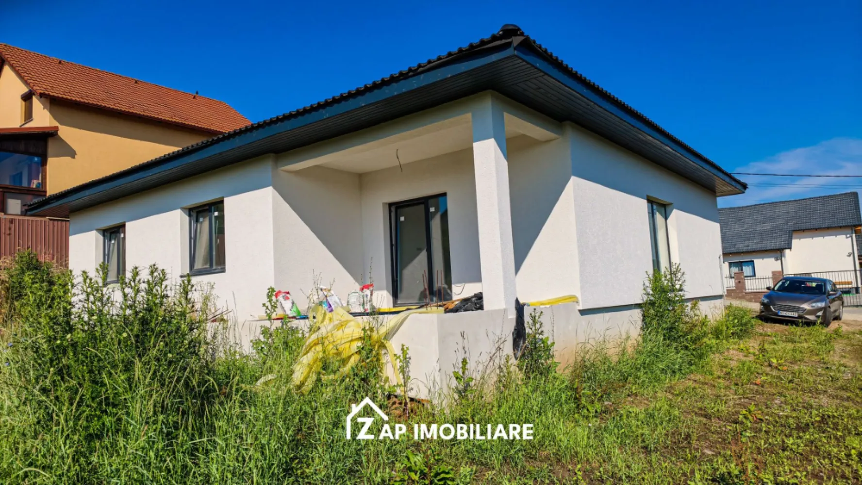 Casă 1 nivel 4 camere - 700 mp teren - Zona Pestisorul de aur - Mentionati ID-ul proprietatii cand apelati: CP3171999
Contact ⓪⑦②⑥ ②②③ ⑧⑧⑥ Sebastian

Zap Imobiliare vă propune spre achiziție o casă modernă, singură în curte, situată în Sâncraiu de Mureș, zona Peștișorul de Aur, o proprietate ideală pentru cei care își doresc confort, intimitate și posibilitatea extinderii spațiului de locuit.

Construită în anul 2026, locuința este amplasată pe un teren generos de 700 mp și dispune de o suprafață utilă de 110 mp, completată de 14 mp de terase acoperite.

-- Suprafață utilă: 110 mp
-- Suprafață construită: 145 mp
-- Suprafață teren: 700 mp
-- Regim de înălțime: Parter
-- An construcție: 2026
-- Preț: 165.000 Euro TVA inclus la stadiul semifinisat avansat.
-- Comision Agentie ZERO

Compartimentare:

-- Living spațios și luminos
-- 3 dormitoare
-- Bucătărie
-- 2 băi
-- Dressing
-- Debara/Cămară
-- Hol
-- Terasă acoperită

Dotări și finisaje:

-- Încălzire în pardoseală
-- Centrală termică proprie
-- Geamuri termopan
-- Pereți din cărămidă
-- Acoperiș din țiglă
-- Termosistem cu polistiren de 10 cm
-- Pod izolat cu vată minerală de 20 cm
-- Tencuială decorativă

Utilități:

-- Curent electric
-- Gaz
-- Apă
-- Canalizare

Un avantaj important al proprietății este podul accesibil din dressing, care oferă posibilitatea amenajării unei camere suplimentare de aproximativ 45 mp, reprezentând o soluție excelentă pentru extinderea spațiului locativ.

Casa este racordată la toate utilitățile și se predă la stadiul de semifinisat avansat, cu pereții zugrăviți în alb, oferind viitorului proprietar libertatea de a personaliza finisajele după propriul gust.

Compania Zap Imobiliare vă pune la dispoziție toate actele și documentele necesare, alături de asistență și consiliere permanentă până la finalizarea achiziției imobiliare.

Ne dorim să îți oferim cea mai plăcută experiență, îndeplinim vise cu pereți!

Contact ⓪⑦②⑥ ②②③ ⑧⑧⑥ Sebastian