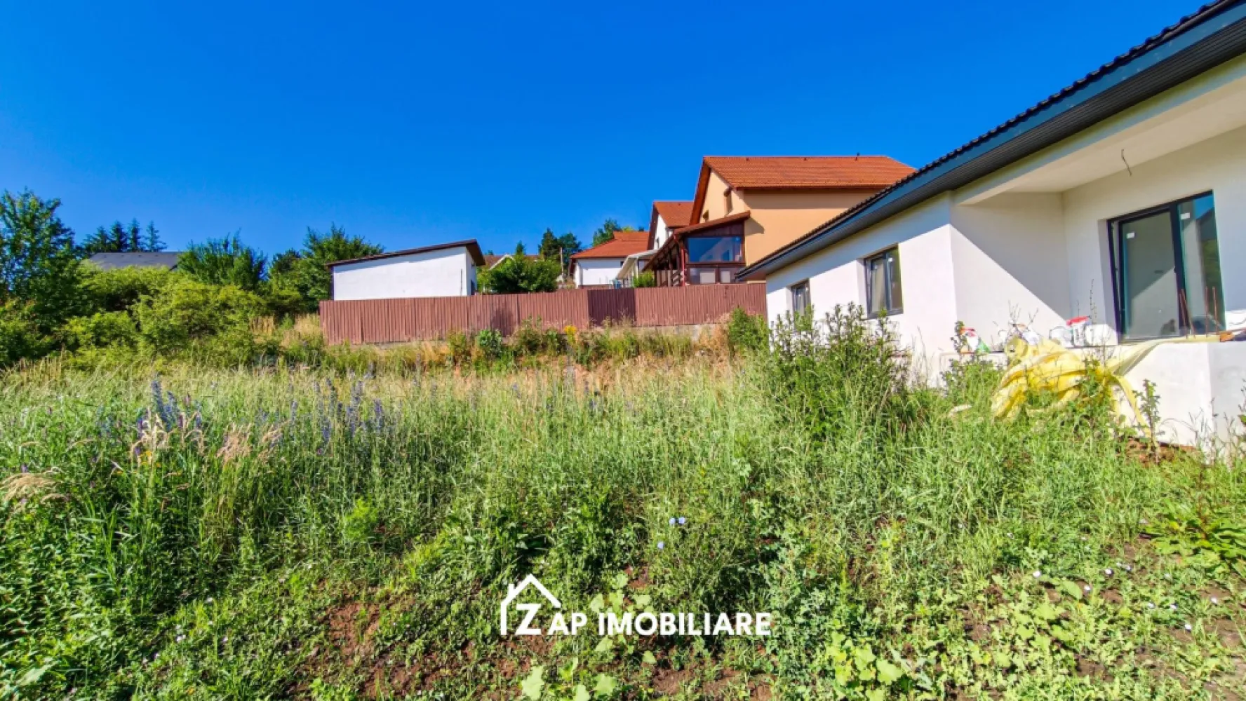 Casă 1 nivel 4 camere - 700 mp teren - Zona Pestisorul de aur - Mentionati ID-ul proprietatii cand apelati: CP3171999
Contact ⓪⑦②⑥ ②②③ ⑧⑧⑥ Sebastian

Zap Imobiliare vă propune spre achiziție o casă modernă, singură în curte, situată în Sâncraiu de Mureș, zona Peștișorul de Aur, o proprietate ideală pentru cei care își doresc confort, intimitate și posibilitatea extinderii spațiului de locuit.

Construită în anul 2026, locuința este amplasată pe un teren generos de 700 mp și dispune de o suprafață utilă de 110 mp, completată de 14 mp de terase acoperite.

-- Suprafață utilă: 110 mp
-- Suprafață construită: 145 mp
-- Suprafață teren: 700 mp
-- Regim de înălțime: Parter
-- An construcție: 2026
-- Preț: 165.000 Euro TVA inclus la stadiul semifinisat avansat.
-- Comision Agentie ZERO

Compartimentare:

-- Living spațios și luminos
-- 3 dormitoare
-- Bucătărie
-- 2 băi
-- Dressing
-- Debara/Cămară
-- Hol
-- Terasă acoperită

Dotări și finisaje:

-- Încălzire în pardoseală
-- Centrală termică proprie
-- Geamuri termopan
-- Pereți din cărămidă
-- Acoperiș din țiglă
-- Termosistem cu polistiren de 10 cm
-- Pod izolat cu vată minerală de 20 cm
-- Tencuială decorativă

Utilități:

-- Curent electric
-- Gaz
-- Apă
-- Canalizare

Un avantaj important al proprietății este podul accesibil din dressing, care oferă posibilitatea amenajării unei camere suplimentare de aproximativ 45 mp, reprezentând o soluție excelentă pentru extinderea spațiului locativ.

Casa este racordată la toate utilitățile și se predă la stadiul de semifinisat avansat, cu pereții zugrăviți în alb, oferind viitorului proprietar libertatea de a personaliza finisajele după propriul gust.

Compania Zap Imobiliare vă pune la dispoziție toate actele și documentele necesare, alături de asistență și consiliere permanentă până la finalizarea achiziției imobiliare.

Ne dorim să îți oferim cea mai plăcută experiență, îndeplinim vise cu pereți!

Contact ⓪⑦②⑥ ②②③ ⑧⑧⑥ Sebastian