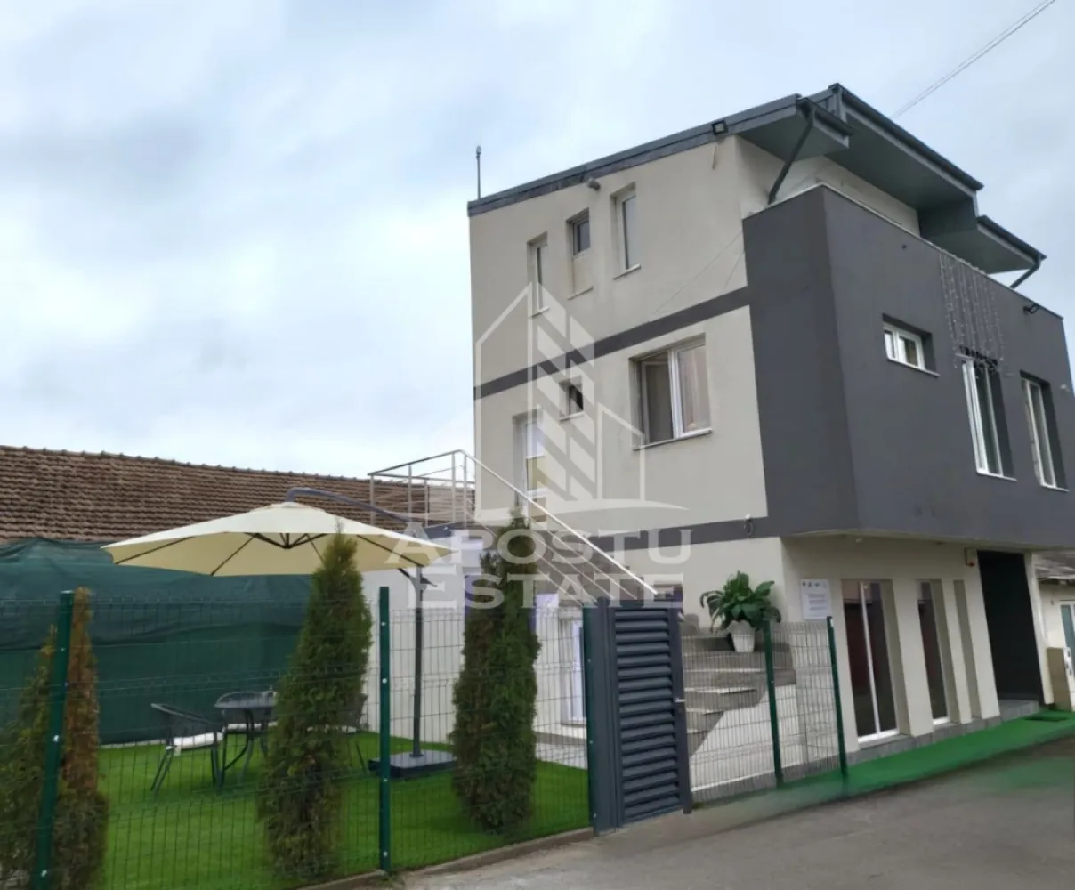 Apartament de lux, 3 camere, 2 niveluri, intr-un imobil tip vila, Deva - Agentia imobiliara Apostu Estate va propune spre vanzare, in Reprezentare Exclusiva si comision 0% pentru cumparator, un apartament de lux cu 3 camere, desfasurat pe 2 niveluri intr-un imobil tip vila, P+E+M, aflat in judetul Hunedoara, pe strada Luceafarului din Deva.

Suprafata utila de 80mp este compartimentata astfel:
Etaj 1: 
- 1 dormitor
- 1 living open-space cu bucataria
- 1 baie
- 1 hol de acces
- 1 terasa de 3.6mp, cu vedere panoramica spre cetatea Devei

Mansarda inalta:
- 1 dormitor spatios, singur pe nivel
- 1 chicineta 
- 1 baie
- 1 spatiu de depozitare
- 1 terasa de 6.95mp

Confortul termic este asigurat prin centrala termica electrica si este sustinut de sistemul de climatizare cu functionalitate multisplit.
Exista posibilitatea racordarii la reteauta de gaze.

Constructia a fost ridicata in anul 2020, insa a fost refinisata complet in anul 2025. Materialele folosite sunt de calitate superioara si va invitam sa va convingeti singuri de acest aspect. Designul este unul de lux, oferind un confort sporit si un stil de viata deosebit!

Proprietatea beneficiaza de 2 locuri de parcare.

Zona este una foarte cautata in randul Devenilor, oferind acces facil catre orice punct cu interes major din oras, magazine, statiile mijloacelor de transport in comun si la 2 minute de mers pe jos fata de Scoala Generala nr. 5, cat si gradinita nr. 7.

Pretul afisat este pentru achizitie imobilului, nemobilat si neutilat. Pentru achizitie la cheie, conform pozelor pretul este 160.000Euro.

Nu ezitati sa ne contactati pentru stabilirea unei vizionari sau alte detalii suplimentare.

ID intern: CP2925659