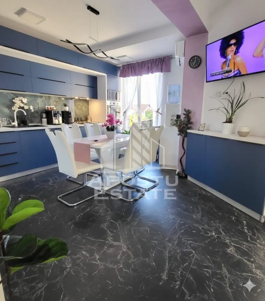 Apartament de lux, 3 camere, 2 niveluri, intr-un imobil tip vila, Deva - Agentia imobiliara Apostu Estate va propune spre vanzare, in Reprezentare Exclusiva si comision 0% pentru cumparator, un apartament de lux cu 3 camere, desfasurat pe 2 niveluri intr-un imobil tip vila, P+E+M, aflat in judetul Hunedoara, pe strada Luceafarului din Deva.

Suprafata utila de 80mp este compartimentata astfel:
Etaj 1: 
- 1 dormitor
- 1 living open-space cu bucataria
- 1 baie
- 1 hol de acces
- 1 terasa de 3.6mp, cu vedere panoramica spre cetatea Devei

Mansarda inalta:
- 1 dormitor spatios, singur pe nivel
- 1 chicineta 
- 1 baie
- 1 spatiu de depozitare
- 1 terasa de 6.95mp

Confortul termic este asigurat prin centrala termica electrica si este sustinut de sistemul de climatizare cu functionalitate multisplit.
Exista posibilitatea racordarii la reteauta de gaze.

Constructia a fost ridicata in anul 2020, insa a fost refinisata complet in anul 2025. Materialele folosite sunt de calitate superioara si va invitam sa va convingeti singuri de acest aspect. Designul este unul de lux, oferind un confort sporit si un stil de viata deosebit!

Proprietatea beneficiaza de 2 locuri de parcare.

Zona este una foarte cautata in randul Devenilor, oferind acces facil catre orice punct cu interes major din oras, magazine, statiile mijloacelor de transport in comun si la 2 minute de mers pe jos fata de Scoala Generala nr. 5, cat si gradinita nr. 7.

Pretul afisat este pentru achizitie imobilului, nemobilat si neutilat. Pentru achizitie la cheie, conform pozelor pretul este 160.000Euro.

Nu ezitati sa ne contactati pentru stabilirea unei vizionari sau alte detalii suplimentare.

ID intern: CP2925659