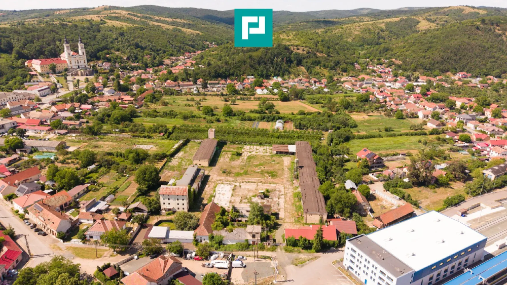 Spațiu industrial cu Teren 13.072 mp în Lipova - Spațiu industrial / depozit de vânzare | 700 mp utili | Teren 13.072 mp | Lipova, județul Arad

Disponibil spre vânzare spațiu industrial cu destinație depozitare / activități industriale, amplasat în Radna, județul Arad, pe Strada Maria Radna nr. 10, beneficiind de acces facil și suprafețe generoase, potrivite pentru multiple tipuri de activitate economică.

Proprietatea este dezvoltată pe un teren de 13.072 mp, având o suprafață utilă de aproximativ 700 mp, dispusă integral la parter, oferind funcționalitate optimă pentru activități logistice, depozitare, producție ușoară sau servicii industriale.

Caracteristici principale:
Tip proprietate: Spațiu industrial / depozit
Suprafață utilă: 700 mp
Suprafață teren: 13.072 mp
Regim de înălțime: Parter
Număr încăperi: 10 camere / spații funcționale
Destinație: Industrială
Disponibilitate: Imediată

Suprafața extinsă a terenului oferă posibilități multiple de utilizare și dezvoltare, fiind potrivită pentru:
✔ activități de depozitare și logistică
✔ producție sau procesare ușoară
✔ sediu operațional și activități comerciale conexe
✔ extindere ulterioară sau reorganizare funcțională

Poziționarea în Radna, județul Arad, oferă acces facil către principalele rute de transport și conexiuni regionale, reprezentând un avantaj pentru desfășurarea activităților industriale și logistice.

Adresă: Strada Maria Radna nr. 10, Lipova , județul Arad

Pentru informații suplimentare, documentație completă sau programarea unei vizionări, vă stăm la dispoziție.

Tudor Trașcă - Consultant imobiliar PropertyLAB
Telefon: 0730 650 235
E-mail: tudor.trasca@propertylab.ro

Dumitrita Jacot - Consultant imobiliar PropertyLAB
Telefon: 0790 474 979
E-mail: Dumitrita.jacot@propertylab.ro

Cod proprietate 3099407