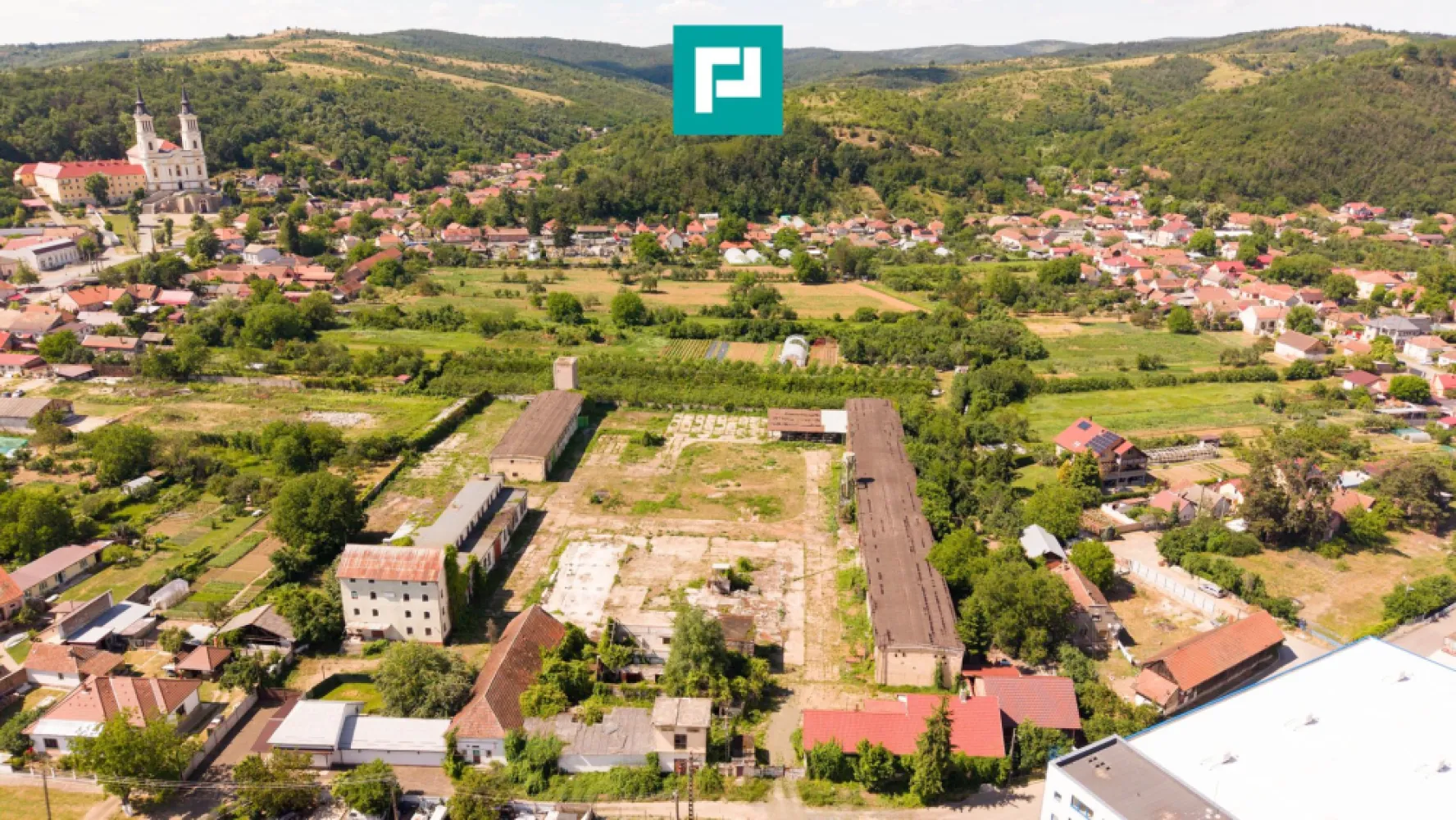 Spațiu industrial cu Teren 13.072 mp în Lipova - Spațiu industrial / depozit de vânzare | 700 mp utili | Teren 13.072 mp | Lipova, județul Arad

Disponibil spre vânzare spațiu industrial cu destinație depozitare / activități industriale, amplasat în Radna, județul Arad, pe Strada Maria Radna nr. 10, beneficiind de acces facil și suprafețe generoase, potrivite pentru multiple tipuri de activitate economică.

Proprietatea este dezvoltată pe un teren de 13.072 mp, având o suprafață utilă de aproximativ 700 mp, dispusă integral la parter, oferind funcționalitate optimă pentru activități logistice, depozitare, producție ușoară sau servicii industriale.

Caracteristici principale:
Tip proprietate: Spațiu industrial / depozit
Suprafață utilă: 700 mp
Suprafață teren: 13.072 mp
Regim de înălțime: Parter
Număr încăperi: 10 camere / spații funcționale
Destinație: Industrială
Disponibilitate: Imediată

Suprafața extinsă a terenului oferă posibilități multiple de utilizare și dezvoltare, fiind potrivită pentru:
✔ activități de depozitare și logistică
✔ producție sau procesare ușoară
✔ sediu operațional și activități comerciale conexe
✔ extindere ulterioară sau reorganizare funcțională

Poziționarea în Radna, județul Arad, oferă acces facil către principalele rute de transport și conexiuni regionale, reprezentând un avantaj pentru desfășurarea activităților industriale și logistice.

Adresă: Strada Maria Radna nr. 10, Lipova , județul Arad

Pentru informații suplimentare, documentație completă sau programarea unei vizionări, vă stăm la dispoziție.

Tudor Trașcă - Consultant imobiliar PropertyLAB
Telefon: 0730 650 235
E-mail: tudor.trasca@propertylab.ro

Dumitrita Jacot - Consultant imobiliar PropertyLAB
Telefon: 0790 474 979
E-mail: Dumitrita.jacot@propertylab.ro

Cod proprietate 3099407