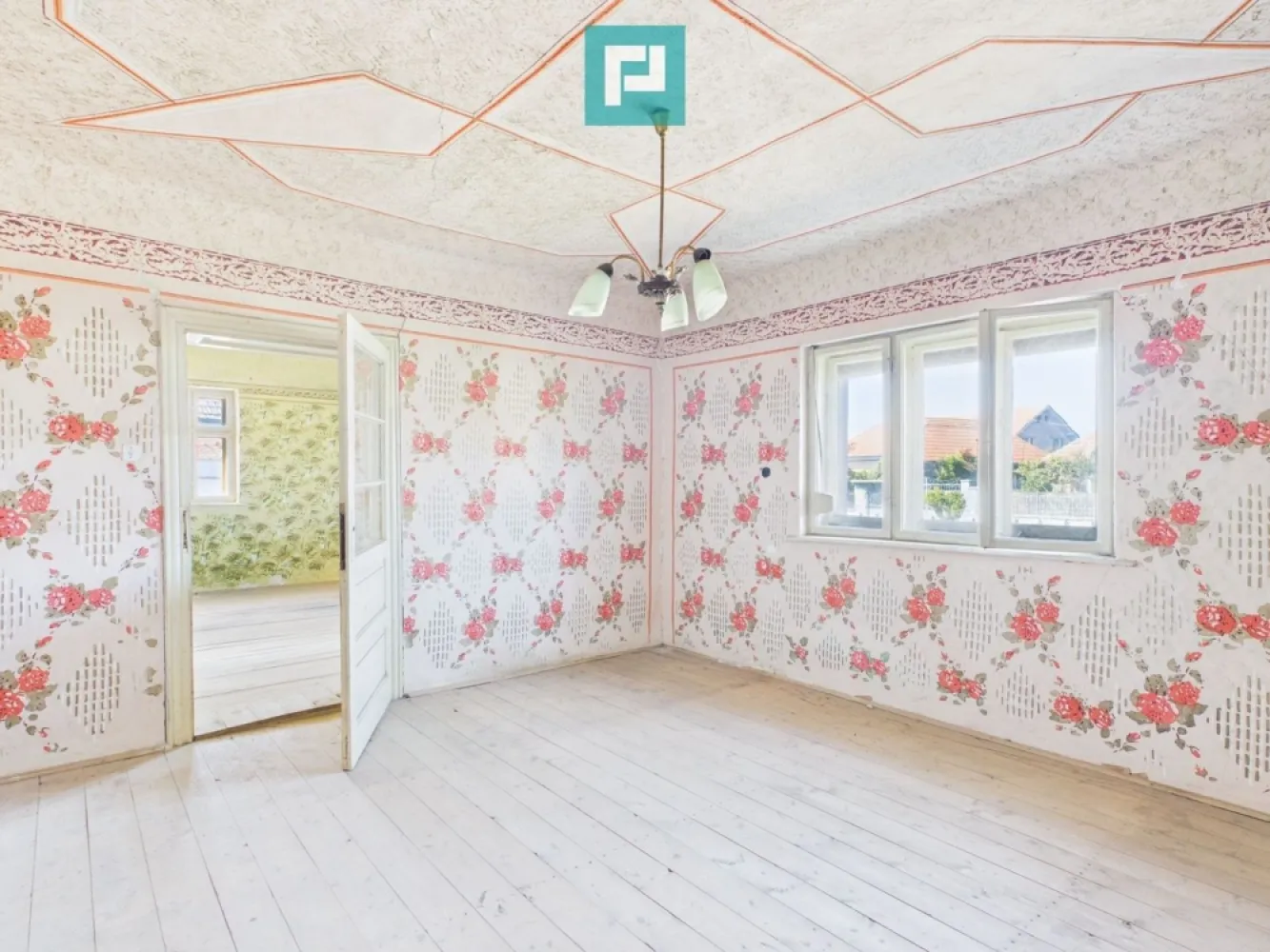 Casă in Rontău aproape de Felix - Vând casă renovabilă situată în Rontău, la doar 3 minute de Băile Felix, într-o zonă liniștită și cu acces rapid către Oradea.

Proprietatea dispune de teren generos de aproximativ 700 mp, ideal pentru amenajare grădină, terasă, foișor sau extindere.

Casa este potrivită pentru:

locuință permanentă
casă de vacanță
investiție în regim turistic
renovare și personalizare după propriul gust

Avantaje:

locație foarte bună aproape de Băile Felix
curte spațioasă 700 mp
zonă liniștită
acces rapid către oraș
potențial excelent de investiție

Pentru mai multe informații și vizionare, sunați la telefon.0741234354
 CP3099177