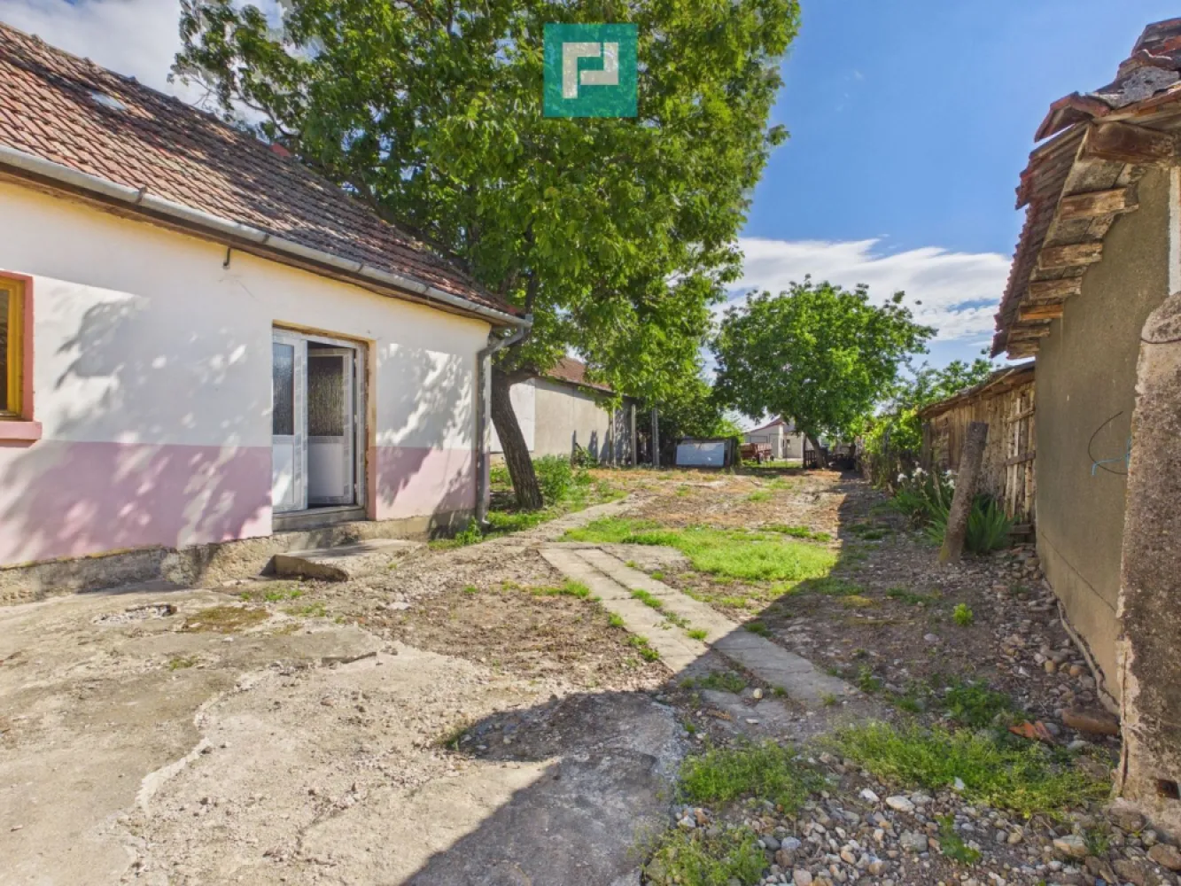 Casă in Rontău aproape de Felix - Vând casă renovabilă situată în Rontău, la doar 3 minute de Băile Felix, într-o zonă liniștită și cu acces rapid către Oradea.

Proprietatea dispune de teren generos de aproximativ 700 mp, ideal pentru amenajare grădină, terasă, foișor sau extindere.

Casa este potrivită pentru:

locuință permanentă
casă de vacanță
investiție în regim turistic
renovare și personalizare după propriul gust

Avantaje:

locație foarte bună aproape de Băile Felix
curte spațioasă 700 mp
zonă liniștită
acces rapid către oraș
potențial excelent de investiție

Pentru mai multe informații și vizionare, sunați la telefon.0741234354
 CP3099177