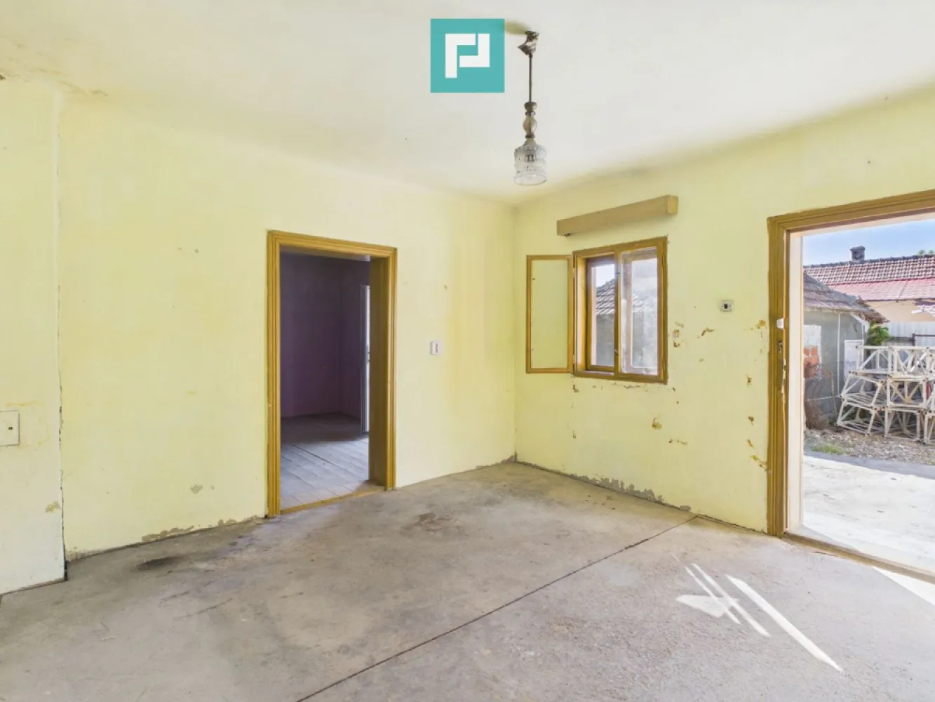 Casă in Rontău aproape de Felix - Vând casă renovabilă situată în Rontău, la doar 3 minute de Băile Felix, într-o zonă liniștită și cu acces rapid către Oradea.

Proprietatea dispune de teren generos de aproximativ 700 mp, ideal pentru amenajare grădină, terasă, foișor sau extindere.

Casa este potrivită pentru:

locuință permanentă
casă de vacanță
investiție în regim turistic
renovare și personalizare după propriul gust

Avantaje:

locație foarte bună aproape de Băile Felix
curte spațioasă 700 mp
zonă liniștită
acces rapid către oraș
potențial excelent de investiție

Pentru mai multe informații și vizionare, sunați la telefon.0741234354
 CP3099177