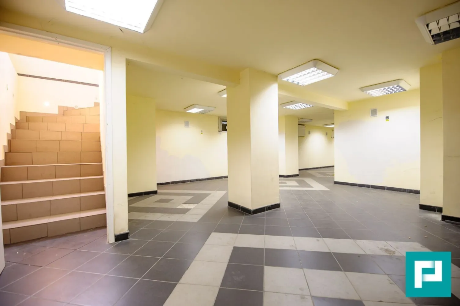 Spațiu comercial Arad, strada Dorobanților 254 mp. - Spațiu comercial de vânzare – Strada Dorobanților, vad excelent!

Oportunitate excelentă de investiție sau dezvoltare a afacerii într-una dintre cele mai circulate și vizibile zone comerciale!

Se oferă spre vânzare spațiu comercial cu suprafață generoasă de 254 mp, amplasat stradal, pe Strada Dorobanților, într-o zonă cu trafic intens auto și pietonal, ideal pentru activități comerciale și business-uri care au nevoie de expunere foarte bună.

Caracteristici principale:
Suprafață utilă: 254 mp
Amplasare stradală, cu vad comercial foarte bun
Două intrări – acces facil și posibilitate de compartimentare
Centrală termică proprie
3 bai
Zonă comercială dezvoltată și intens circulată
Vizibilitate excelentă pentru reclamă și branding
Spațiu versatil, ușor adaptabil diferitelor tipuri de activități

Ideal pentru:
showroom
supermarket / minimarket
clinică medicală sau stomatologică
farmacie
birouri
salon de înfrumusețare / barber shop
sală de fitness sau studio de pilates
restaurant / cafenea
sediu firmă
bancă sau instituție financiară
magazin de prezentare
spațiu servicii sau activități mixte

Datorită poziționării excelente și fluxului constant de persoane, proprietatea reprezintă o alegere foarte bună atât pentru utilizare proprie, cât și pentru investiție.
Pentru mai multe detalii sau programarea unei vizionări, contactați-ne!

Adina Baciș-consultant imobiliar Propertylab
 
Telefon : 0767103967

Email: adina.bacis@propertylab.ro

CP 3098213