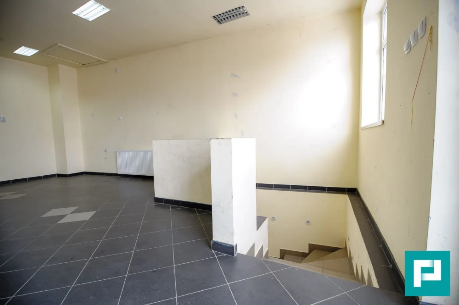 Spațiu comercial Arad, strada Dorobanților 254 mp. - Spațiu comercial de vânzare – Strada Dorobanților, vad excelent!

Oportunitate excelentă de investiție sau dezvoltare a afacerii într-una dintre cele mai circulate și vizibile zone comerciale!

Se oferă spre vânzare spațiu comercial cu suprafață generoasă de 254 mp, amplasat stradal, pe Strada Dorobanților, într-o zonă cu trafic intens auto și pietonal, ideal pentru activități comerciale și business-uri care au nevoie de expunere foarte bună.

Caracteristici principale:
Suprafață utilă: 254 mp
Amplasare stradală, cu vad comercial foarte bun
Două intrări – acces facil și posibilitate de compartimentare
Centrală termică proprie
3 bai
Zonă comercială dezvoltată și intens circulată
Vizibilitate excelentă pentru reclamă și branding
Spațiu versatil, ușor adaptabil diferitelor tipuri de activități

Ideal pentru:
showroom
supermarket / minimarket
clinică medicală sau stomatologică
farmacie
birouri
salon de înfrumusețare / barber shop
sală de fitness sau studio de pilates
restaurant / cafenea
sediu firmă
bancă sau instituție financiară
magazin de prezentare
spațiu servicii sau activități mixte

Datorită poziționării excelente și fluxului constant de persoane, proprietatea reprezintă o alegere foarte bună atât pentru utilizare proprie, cât și pentru investiție.
Pentru mai multe detalii sau programarea unei vizionări, contactați-ne!

Adina Baciș-consultant imobiliar Propertylab
 
Telefon : 0767103967

Email: adina.bacis@propertylab.ro

CP 3098213