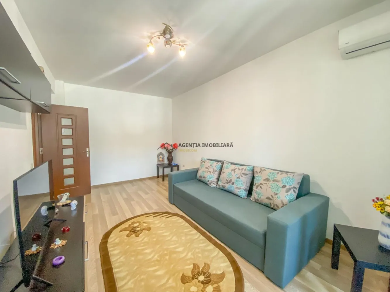 2 camere Decomandat I Loc de parcare inclus - Apartament 2 camere decomandat | Mobilat & utilat | Loc parcare inclus | Chiajna – Str. Crinului 42

Vă prezentăm un apartament de 2 camere decomandat, situat pe strada Crinului nr. 42, în Chiajna, într-un imobil construit în 2021

Locuința are o suprafață utilă de 48 mp, la care se adaugă un balcon deschis de 4 mp, fiind amplasată la etajul 3 din 3.

Apartamentul se vinde complet mobilat și utilat, fiind pregătit pentru mutare imediată, fără investiții suplimentare.

Compartimentare:

living luminos;
bucătărie separată;
dormitor spațios;
baie modernă;
hol generos cu spații de depozitare;
balcon deschis.

Avantaje importante:

loc de parcare inclus în preț;
stație STB chiar în fața blocului, cu acces facil către Lujerului;
Mega Image la parterul blocului;
acces rapid către Militari Residence, Iuliu Maniu, centre comerciale și zone de interes;

Ideal pentru un cuplu, familie tânără sau investiție în vederea închirierii.
Video disponibil la cerere.
Pentru mai multe detalii și programarea unei vizionări, vă stau la dispoziție.