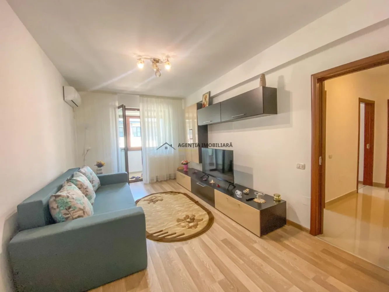 2 camere Decomandat I Loc de parcare inclus - Apartament 2 camere decomandat | Mobilat & utilat | Loc parcare inclus | Chiajna – Str. Crinului 42

Vă prezentăm un apartament de 2 camere decomandat, situat pe strada Crinului nr. 42, în Chiajna, într-un imobil construit în 2021

Locuința are o suprafață utilă de 48 mp, la care se adaugă un balcon deschis de 4 mp, fiind amplasată la etajul 3 din 3.

Apartamentul se vinde complet mobilat și utilat, fiind pregătit pentru mutare imediată, fără investiții suplimentare.

Compartimentare:

living luminos;
bucătărie separată;
dormitor spațios;
baie modernă;
hol generos cu spații de depozitare;
balcon deschis.

Avantaje importante:

loc de parcare inclus în preț;
stație STB chiar în fața blocului, cu acces facil către Lujerului;
Mega Image la parterul blocului;
acces rapid către Militari Residence, Iuliu Maniu, centre comerciale și zone de interes;

Ideal pentru un cuplu, familie tânără sau investiție în vederea închirierii.
Video disponibil la cerere.
Pentru mai multe detalii și programarea unei vizionări, vă stau la dispoziție.