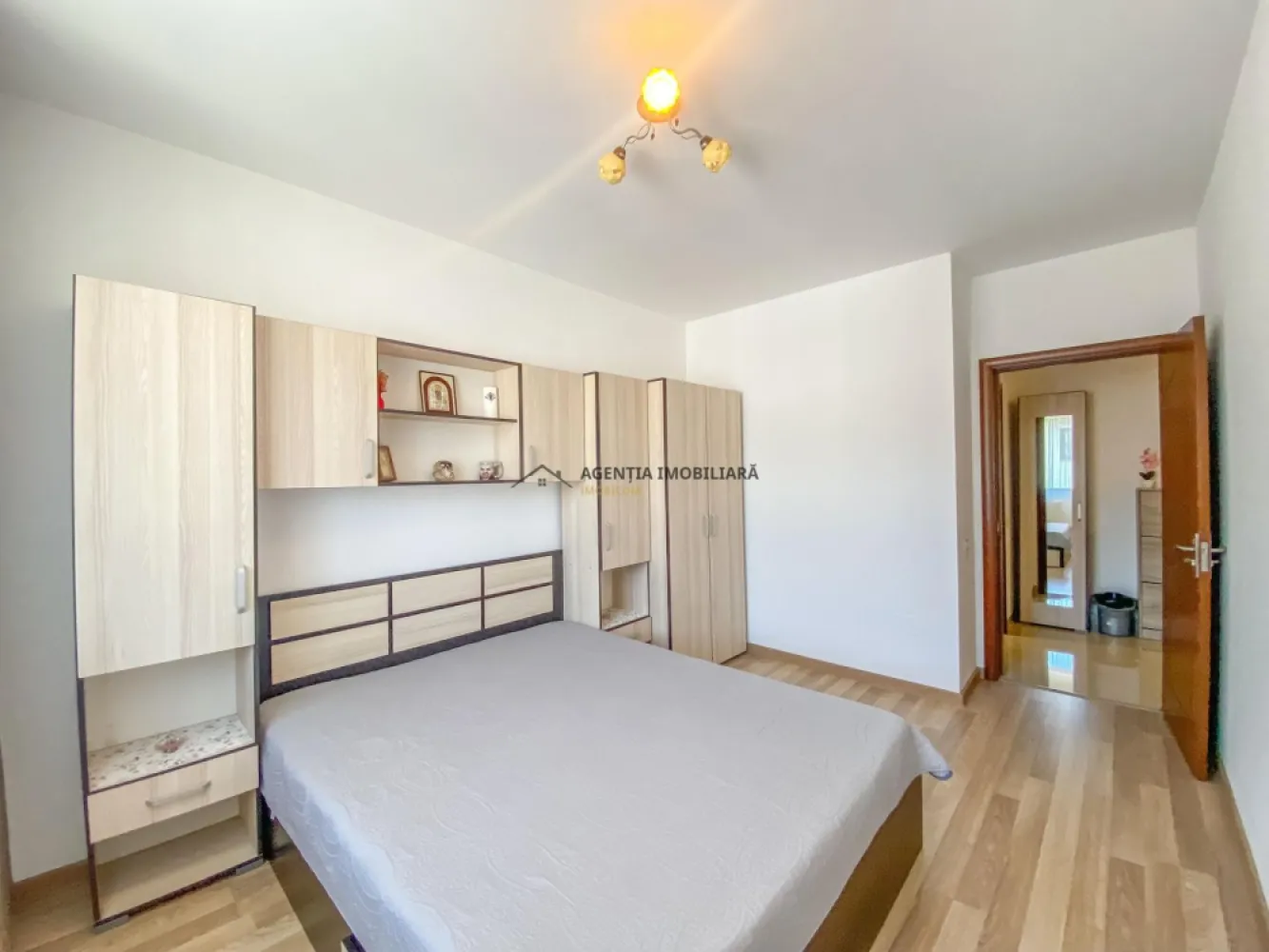 2 camere Decomandat I Loc de parcare inclus - Apartament 2 camere decomandat | Mobilat & utilat | Loc parcare inclus | Chiajna – Str. Crinului 42

Vă prezentăm un apartament de 2 camere decomandat, situat pe strada Crinului nr. 42, în Chiajna, într-un imobil construit în 2021

Locuința are o suprafață utilă de 48 mp, la care se adaugă un balcon deschis de 4 mp, fiind amplasată la etajul 3 din 3.

Apartamentul se vinde complet mobilat și utilat, fiind pregătit pentru mutare imediată, fără investiții suplimentare.

Compartimentare:

living luminos;
bucătărie separată;
dormitor spațios;
baie modernă;
hol generos cu spații de depozitare;
balcon deschis.

Avantaje importante:

loc de parcare inclus în preț;
stație STB chiar în fața blocului, cu acces facil către Lujerului;
Mega Image la parterul blocului;
acces rapid către Militari Residence, Iuliu Maniu, centre comerciale și zone de interes;

Ideal pentru un cuplu, familie tânără sau investiție în vederea închirierii.
Video disponibil la cerere.
Pentru mai multe detalii și programarea unei vizionări, vă stau la dispoziție.