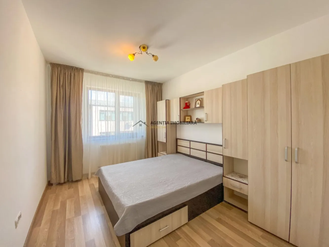 2 camere Decomandat I Loc de parcare inclus - Apartament 2 camere decomandat | Mobilat & utilat | Loc parcare inclus | Chiajna – Str. Crinului 42

Vă prezentăm un apartament de 2 camere decomandat, situat pe strada Crinului nr. 42, în Chiajna, într-un imobil construit în 2021

Locuința are o suprafață utilă de 48 mp, la care se adaugă un balcon deschis de 4 mp, fiind amplasată la etajul 3 din 3.

Apartamentul se vinde complet mobilat și utilat, fiind pregătit pentru mutare imediată, fără investiții suplimentare.

Compartimentare:

living luminos;
bucătărie separată;
dormitor spațios;
baie modernă;
hol generos cu spații de depozitare;
balcon deschis.

Avantaje importante:

loc de parcare inclus în preț;
stație STB chiar în fața blocului, cu acces facil către Lujerului;
Mega Image la parterul blocului;
acces rapid către Militari Residence, Iuliu Maniu, centre comerciale și zone de interes;

Ideal pentru un cuplu, familie tânără sau investiție în vederea închirierii.
Video disponibil la cerere.
Pentru mai multe detalii și programarea unei vizionări, vă stau la dispoziție.