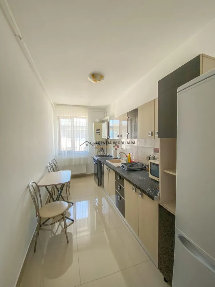 2 camere Decomandat I Loc de parcare inclus - Apartament 2 camere decomandat | Mobilat & utilat | Loc parcare inclus | Chiajna – Str. Crinului 42

Vă prezentăm un apartament de 2 camere decomandat, situat pe strada Crinului nr. 42, în Chiajna, într-un imobil construit în 2021

Locuința are o suprafață utilă de 48 mp, la care se adaugă un balcon deschis de 4 mp, fiind amplasată la etajul 3 din 3.

Apartamentul se vinde complet mobilat și utilat, fiind pregătit pentru mutare imediată, fără investiții suplimentare.

Compartimentare:

living luminos;
bucătărie separată;
dormitor spațios;
baie modernă;
hol generos cu spații de depozitare;
balcon deschis.

Avantaje importante:

loc de parcare inclus în preț;
stație STB chiar în fața blocului, cu acces facil către Lujerului;
Mega Image la parterul blocului;
acces rapid către Militari Residence, Iuliu Maniu, centre comerciale și zone de interes;

Ideal pentru un cuplu, familie tânără sau investiție în vederea închirierii.
Video disponibil la cerere.
Pentru mai multe detalii și programarea unei vizionări, vă stau la dispoziție.