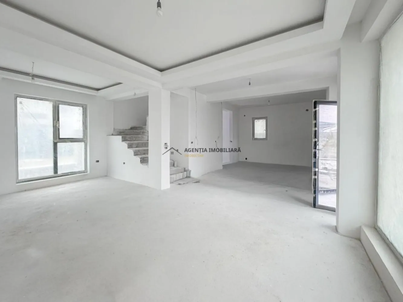 Casa individuala P+1+M I Comision 0 - Vila individuala 4 camere + mansarda spatioasa, situata in Otopeni – Odai, pe o strada linistita.

Casa este compartimentata eficient si ofera spatiu generos pentru o familie:

Parter: hol intrare, living luminos, birou, bucatarie, baie.
Etaj: doua dormitoare cu baie comuna si balcon, dormitor matrimonial cu baie proprie.
Mansarda: open space inalt, cu lumina naturala, placa si scara din beton, izolata cu vata minerala. Poate fi compartimentata in doua camere cu baie pe mijloc.

Curtea libera permite amenajarea unei zone verzi, terasa si dispune de 2 locuri de parcare.

Dotari si utilitati:

incalzire prin pardoseala

centrala termica proprie

curent electric, gaze naturale

put forat

fosa septica

O proprietate bine organizata, cu spatii versatile si teren generos, potrivita pentru rezidenta permanenta, aproape de oras dar ferita de aglomeratie.

Pentru mai multe detalii si programarea unei vizionari, va stam la dispozitie.

Video disponibil la cerere!
