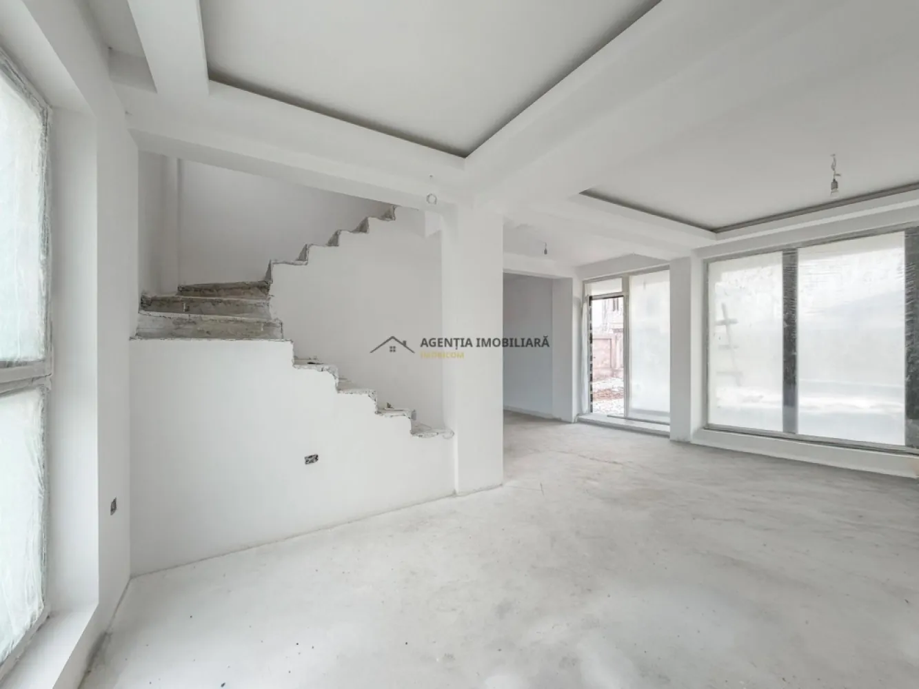 Casa individuala P+1+M I Comision 0 - Vila individuala 4 camere + mansarda spatioasa, situata in Otopeni – Odai, pe o strada linistita.

Casa este compartimentata eficient si ofera spatiu generos pentru o familie:

Parter: hol intrare, living luminos, birou, bucatarie, baie.
Etaj: doua dormitoare cu baie comuna si balcon, dormitor matrimonial cu baie proprie.
Mansarda: open space inalt, cu lumina naturala, placa si scara din beton, izolata cu vata minerala. Poate fi compartimentata in doua camere cu baie pe mijloc.

Curtea libera permite amenajarea unei zone verzi, terasa si dispune de 2 locuri de parcare.

Dotari si utilitati:

incalzire prin pardoseala

centrala termica proprie

curent electric, gaze naturale

put forat

fosa septica

O proprietate bine organizata, cu spatii versatile si teren generos, potrivita pentru rezidenta permanenta, aproape de oras dar ferita de aglomeratie.

Pentru mai multe detalii si programarea unei vizionari, va stam la dispozitie.

Video disponibil la cerere!