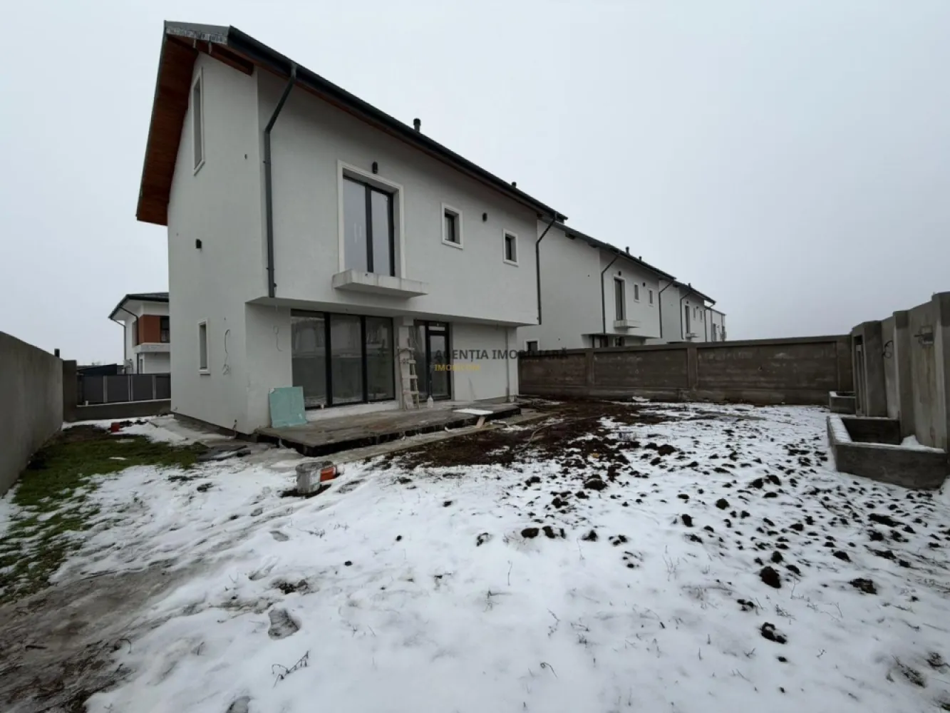 Casa individuala P+1+M I Comision 0 - Vila individuala 4 camere + mansarda spatioasa, situata in Otopeni – Odai, pe o strada linistita.

Casa este compartimentata eficient si ofera spatiu generos pentru o familie:

Parter: hol intrare, living luminos, birou, bucatarie, baie.
Etaj: doua dormitoare cu baie comuna si balcon, dormitor matrimonial cu baie proprie.
Mansarda: open space inalt, cu lumina naturala, placa si scara din beton, izolata cu vata minerala. Poate fi compartimentata in doua camere cu baie pe mijloc.

Curtea libera permite amenajarea unei zone verzi, terasa si dispune de 2 locuri de parcare.

Dotari si utilitati:

incalzire prin pardoseala

centrala termica proprie

curent electric, gaze naturale

put forat

fosa septica

O proprietate bine organizata, cu spatii versatile si teren generos, potrivita pentru rezidenta permanenta, aproape de oras dar ferita de aglomeratie.

Pentru mai multe detalii si programarea unei vizionari, va stam la dispozitie.

Video disponibil la cerere!