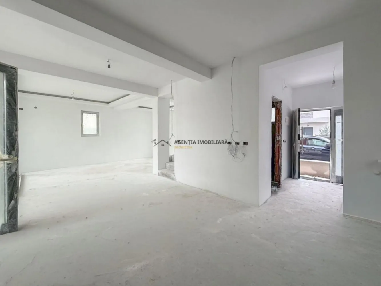 Casa individuala P+1+M I Comision 0 - Vila individuala 4 camere + mansarda spatioasa, situata in Otopeni – Odai, pe o strada linistita.

Casa este compartimentata eficient si ofera spatiu generos pentru o familie:

Parter: hol intrare, living luminos, birou, bucatarie, baie.
Etaj: doua dormitoare cu baie comuna si balcon, dormitor matrimonial cu baie proprie.
Mansarda: open space inalt, cu lumina naturala, placa si scara din beton, izolata cu vata minerala. Poate fi compartimentata in doua camere cu baie pe mijloc.

Curtea libera permite amenajarea unei zone verzi, terasa si dispune de 2 locuri de parcare.

Dotari si utilitati:

incalzire prin pardoseala

centrala termica proprie

curent electric, gaze naturale

put forat

fosa septica

O proprietate bine organizata, cu spatii versatile si teren generos, potrivita pentru rezidenta permanenta, aproape de oras dar ferita de aglomeratie.

Pentru mai multe detalii si programarea unei vizionari, va stam la dispozitie.

Video disponibil la cerere!