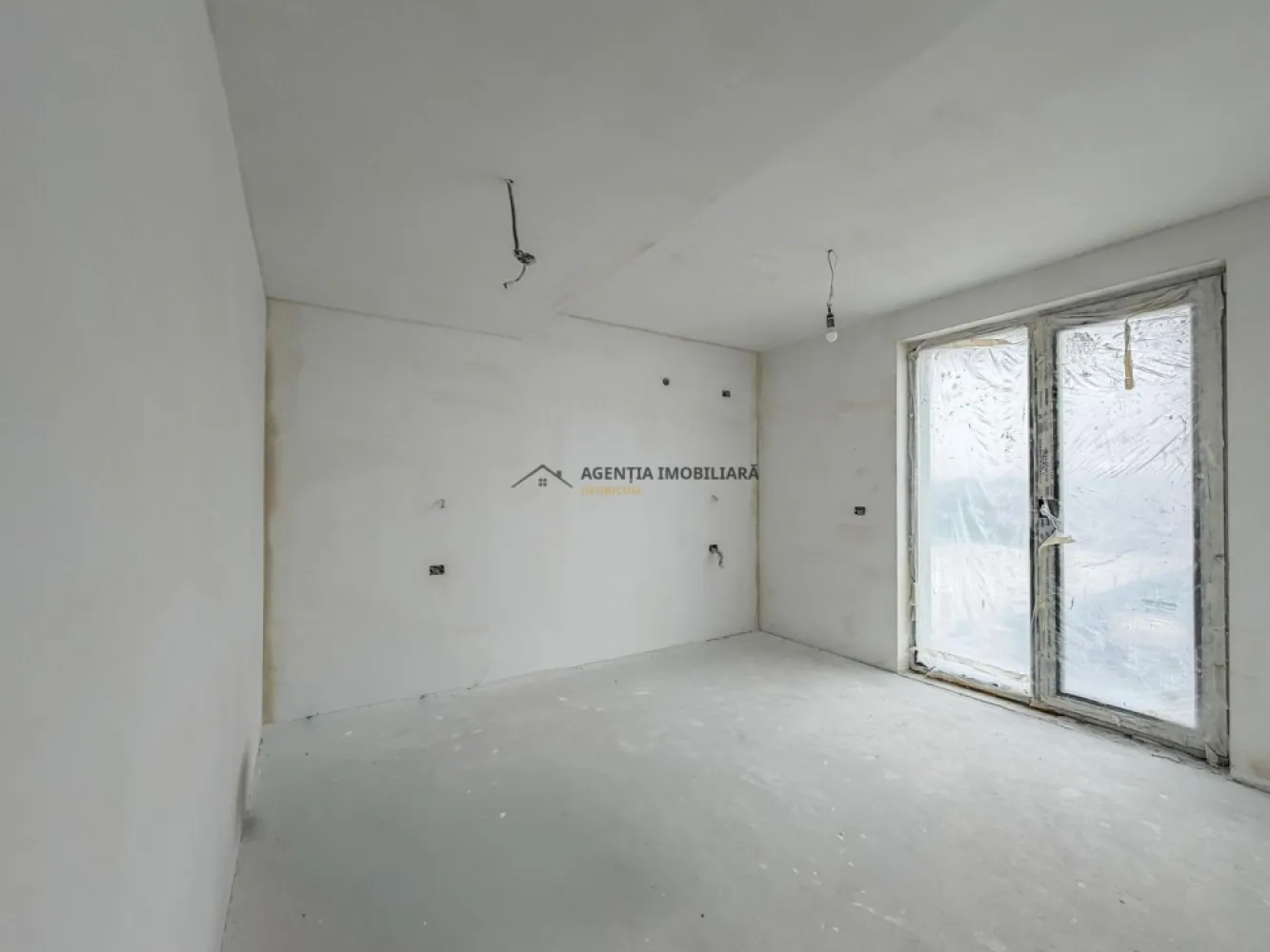 Casa individuala P+1+M I Comision 0 - Vila individuala 4 camere + mansarda spatioasa, situata in Otopeni – Odai, pe o strada linistita.

Casa este compartimentata eficient si ofera spatiu generos pentru o familie:

Parter: hol intrare, living luminos, birou, bucatarie, baie.
Etaj: doua dormitoare cu baie comuna si balcon, dormitor matrimonial cu baie proprie.
Mansarda: open space inalt, cu lumina naturala, placa si scara din beton, izolata cu vata minerala. Poate fi compartimentata in doua camere cu baie pe mijloc.

Curtea libera permite amenajarea unei zone verzi, terasa si dispune de 2 locuri de parcare.

Dotari si utilitati:

incalzire prin pardoseala

centrala termica proprie

curent electric, gaze naturale

put forat

fosa septica

O proprietate bine organizata, cu spatii versatile si teren generos, potrivita pentru rezidenta permanenta, aproape de oras dar ferita de aglomeratie.

Pentru mai multe detalii si programarea unei vizionari, va stam la dispozitie.

Video disponibil la cerere!