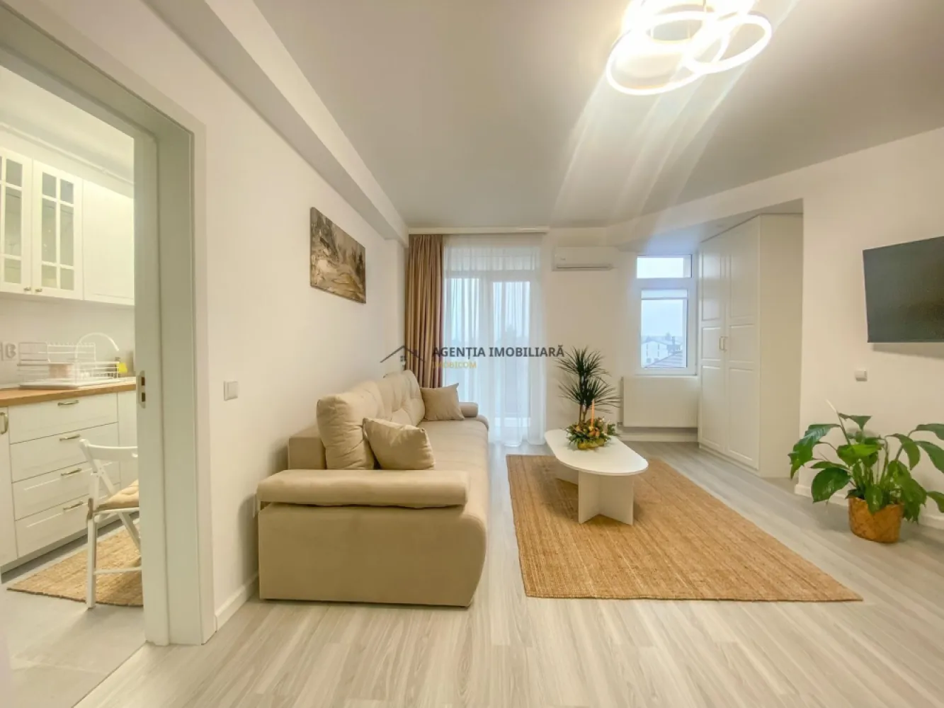 Garsoniera I Loc parcare I 0 Comision - A nu se confunda cu Militari Residence!

Închiriem o garsonieră ultramodernă, complet renovată și amenajată cu materiale de înaltă calitate, situată pe 📍‼️ strada Viitorului nr 32, Chiajna (google it) la o distanta de 2 km fata de Metrou Pacii.

Este o locuință luminoasă, spațioasă și impecabilă, ideală pentru cei care își doresc confort, liniște și un cămin nou-nouț, în care efectiv te muți doar cu hainele.

Proprietatea beneficiaza de loc de parcare!

Detalii garsonieră:

Totul este nou, de la mobilă și electrocasnice până la accesorii și finisaje

Complet mobilată și utilată – inclusiv veselă și accesorii pentru bucătărie

2 balcoane perfect utile (un atribut rar întâlnit pentru garsoniere)

Centrala termică proprie – costuri reduse, control total al temperaturii

Electrocasnice premium: frigider, plită, cuptor, hotă, TV, mașină de spălat

Baie modernă, finisaje premium

🌆 Facilități & amplasare

Acces rapid către Bd. Apusului, Militari, stații STB, centre comerciale

Aproape de Mega Image, farmacii, restaurante, sală fitness

Bloc recent, vecini civilizați, zonă în continuă dezvoltare

🎯 Avantaje cheie

Proprietate la prima închiriere

Amenajare super premium

Mobilier modern, design elegant

Oportunitate rară: 2 balcoane + totul nou

Perfectă pentru o persoană sau un cuplu

Video disponibil la cerere!