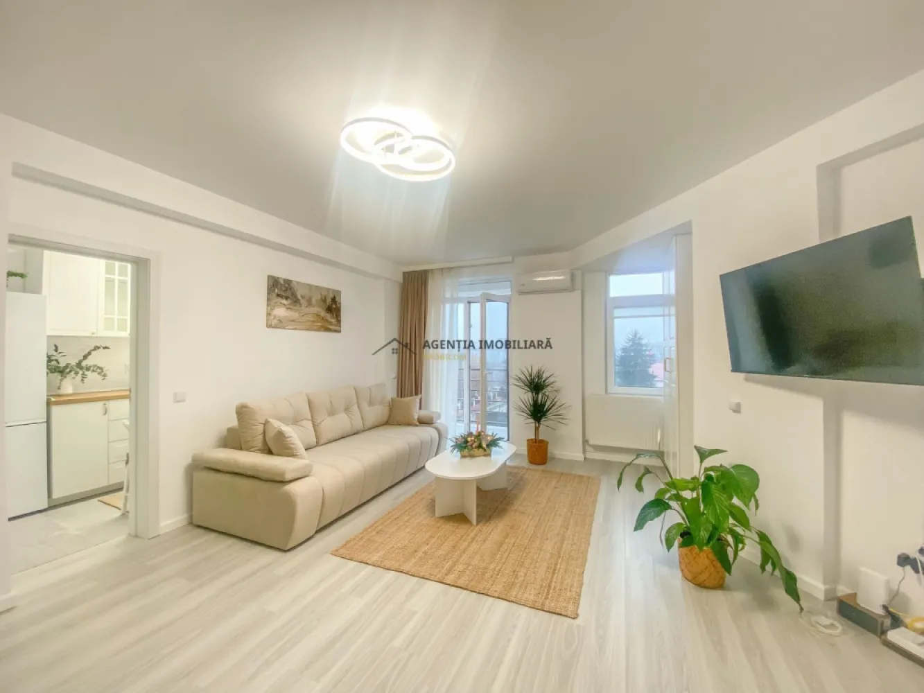 Garsoniera I Loc parcare I 0 Comision - A nu se confunda cu Militari Residence!

Închiriem o garsonieră ultramodernă, complet renovată și amenajată cu materiale de înaltă calitate, situată pe 📍‼️ strada Viitorului nr 32, Chiajna (google it) la o distanta de 2 km fata de Metrou Pacii.

Este o locuință luminoasă, spațioasă și impecabilă, ideală pentru cei care își doresc confort, liniște și un cămin nou-nouț, în care efectiv te muți doar cu hainele.

Proprietatea beneficiaza de loc de parcare!

Detalii garsonieră:

Totul este nou, de la mobilă și electrocasnice până la accesorii și finisaje

Complet mobilată și utilată – inclusiv veselă și accesorii pentru bucătărie

2 balcoane perfect utile (un atribut rar întâlnit pentru garsoniere)

Centrala termică proprie – costuri reduse, control total al temperaturii

Electrocasnice premium: frigider, plită, cuptor, hotă, TV, mașină de spălat

Baie modernă, finisaje premium

🌆 Facilități & amplasare

Acces rapid către Bd. Apusului, Militari, stații STB, centre comerciale

Aproape de Mega Image, farmacii, restaurante, sală fitness

Bloc recent, vecini civilizați, zonă în continuă dezvoltare

🎯 Avantaje cheie

Proprietate la prima închiriere

Amenajare super premium

Mobilier modern, design elegant

Oportunitate rară: 2 balcoane + totul nou

Perfectă pentru o persoană sau un cuplu

Video disponibil la cerere!