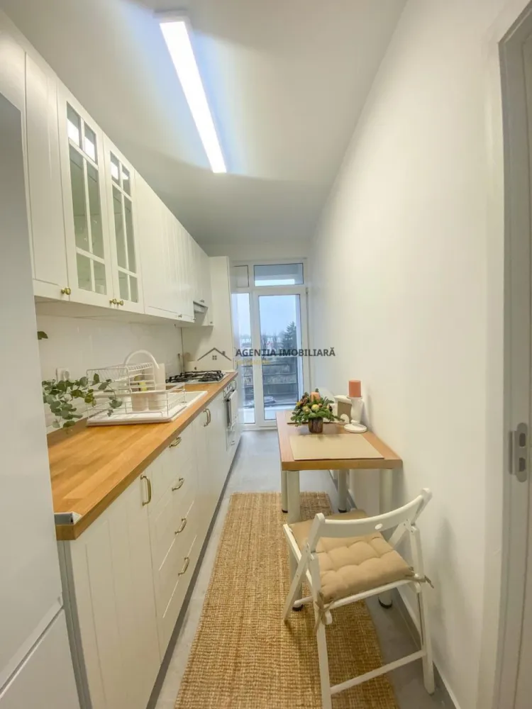 Garsoniera I Loc parcare I 0 Comision - A nu se confunda cu Militari Residence!

Închiriem o garsonieră ultramodernă, complet renovată și amenajată cu materiale de înaltă calitate, situată pe 📍‼️ strada Viitorului nr 32, Chiajna (google it) la o distanta de 2 km fata de Metrou Pacii.

Este o locuință luminoasă, spațioasă și impecabilă, ideală pentru cei care își doresc confort, liniște și un cămin nou-nouț, în care efectiv te muți doar cu hainele.

Proprietatea beneficiaza de loc de parcare!

Detalii garsonieră:

Totul este nou, de la mobilă și electrocasnice până la accesorii și finisaje

Complet mobilată și utilată – inclusiv veselă și accesorii pentru bucătărie

2 balcoane perfect utile (un atribut rar întâlnit pentru garsoniere)

Centrala termică proprie – costuri reduse, control total al temperaturii

Electrocasnice premium: frigider, plită, cuptor, hotă, TV, mașină de spălat

Baie modernă, finisaje premium

🌆 Facilități & amplasare

Acces rapid către Bd. Apusului, Militari, stații STB, centre comerciale

Aproape de Mega Image, farmacii, restaurante, sală fitness

Bloc recent, vecini civilizați, zonă în continuă dezvoltare

🎯 Avantaje cheie

Proprietate la prima închiriere

Amenajare super premium

Mobilier modern, design elegant

Oportunitate rară: 2 balcoane + totul nou

Perfectă pentru o persoană sau un cuplu

Video disponibil la cerere!