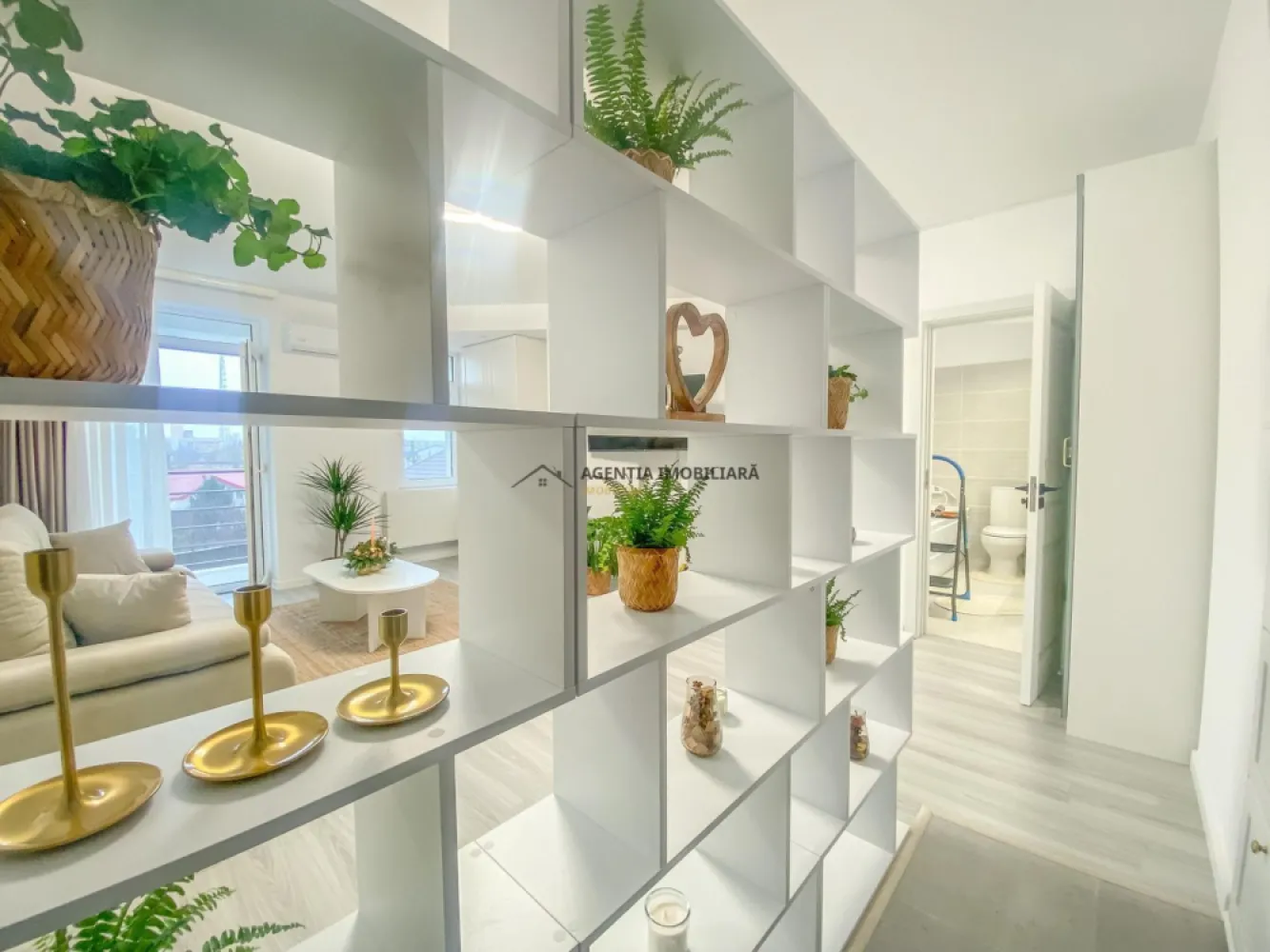 Garsoniera I Loc parcare I 0 Comision - A nu se confunda cu Militari Residence!

Închiriem o garsonieră ultramodernă, complet renovată și amenajată cu materiale de înaltă calitate, situată pe 📍‼️ strada Viitorului nr 32, Chiajna (google it) la o distanta de 2 km fata de Metrou Pacii.

Este o locuință luminoasă, spațioasă și impecabilă, ideală pentru cei care își doresc confort, liniște și un cămin nou-nouț, în care efectiv te muți doar cu hainele.

Proprietatea beneficiaza de loc de parcare!

Detalii garsonieră:

Totul este nou, de la mobilă și electrocasnice până la accesorii și finisaje

Complet mobilată și utilată – inclusiv veselă și accesorii pentru bucătărie

2 balcoane perfect utile (un atribut rar întâlnit pentru garsoniere)

Centrala termică proprie – costuri reduse, control total al temperaturii

Electrocasnice premium: frigider, plită, cuptor, hotă, TV, mașină de spălat

Baie modernă, finisaje premium

🌆 Facilități & amplasare

Acces rapid către Bd. Apusului, Militari, stații STB, centre comerciale

Aproape de Mega Image, farmacii, restaurante, sală fitness

Bloc recent, vecini civilizați, zonă în continuă dezvoltare

🎯 Avantaje cheie

Proprietate la prima închiriere

Amenajare super premium

Mobilier modern, design elegant

Oportunitate rară: 2 balcoane + totul nou

Perfectă pentru o persoană sau un cuplu

Video disponibil la cerere!