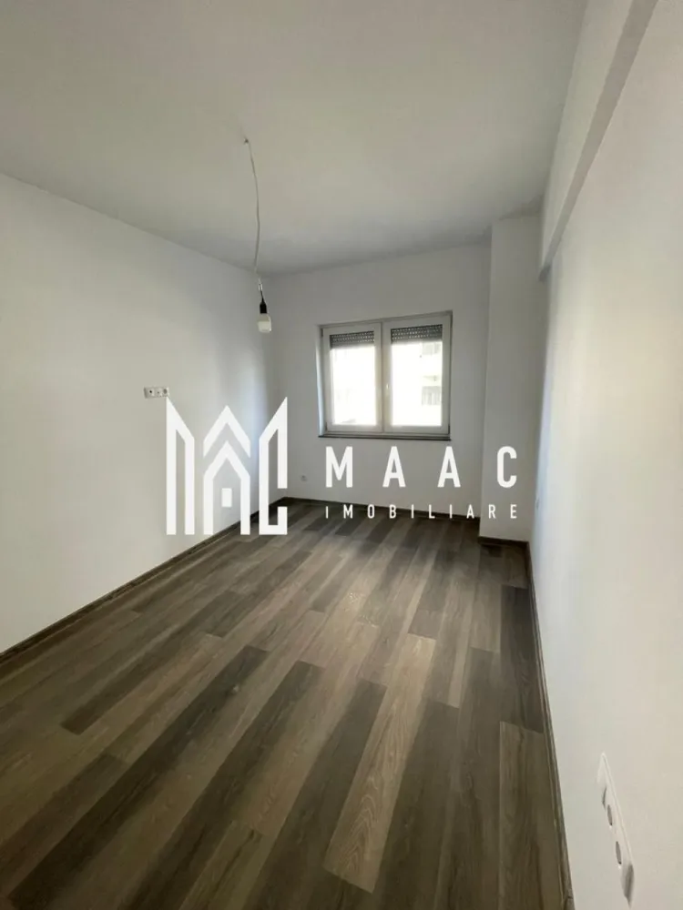 Apartament 2 camere | Etaj1 | Balcoane | Parcare | D.Stanca - MAAC Imobiliare vă prezintă spre vânzare un apartament modern cu 2 camere, situat la etajul 1, în zona Doamna Stanca. Caracteristici: Suprafață utilă: 61 mp, decomandat Compartimentare: hol de intrare, bucatarie separata cu iesire pe unul din cele 2 balcoane, living cu iesire in al doilea balcon, dormitor si baie dotata cu cada si geam de aerisire. Etaj: 1 An construcție: 2023 Bloc izolat termic, dotat cu lift. Dotări și finisaje: Centrală termică proprie Încălzire prin pardoseală Ferestre PVC cu geam termopan Ușă metalică la intrare Pereți finisați cu vopsea lavabilă Jaluzele electrice Parcare și acces: 1 loc de parcare inclus Parcare subterană, cu acces securizat pe bază de cartelă Avantaje: Construcție nouă Zonă foarte bine conectată, aproape de Dedeman, Mega Image, mijloace de transport și magazine Ideal pentru locuit sau investiție. Pentru mai multe detalii precizati telefonic ca ati vazut anuntul cu ID: CP2900251 }}