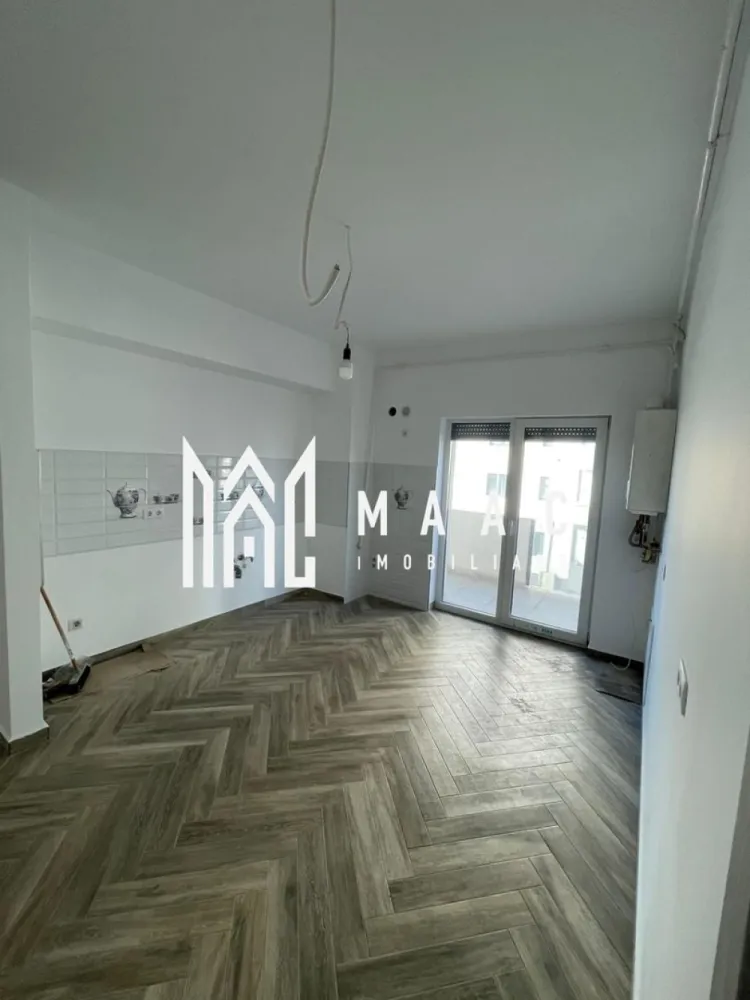 Apartament 2 camere | Etaj1 | Balcoane | Parcare | D.Stanca - MAAC Imobiliare vă prezintă spre vânzare un apartament modern cu 2 camere, situat la etajul 1, în zona Doamna Stanca. Caracteristici: Suprafață utilă: 61 mp, decomandat Compartimentare: hol de intrare, bucatarie separata cu iesire pe unul din cele 2 balcoane, living cu iesire in al doilea balcon, dormitor si baie dotata cu cada si geam de aerisire. Etaj: 1 An construcție: 2023 Bloc izolat termic, dotat cu lift. Dotări și finisaje: Centrală termică proprie Încălzire prin pardoseală Ferestre PVC cu geam termopan Ușă metalică la intrare Pereți finisați cu vopsea lavabilă Jaluzele electrice Parcare și acces: 1 loc de parcare inclus Parcare subterană, cu acces securizat pe bază de cartelă Avantaje: Construcție nouă Zonă foarte bine conectată, aproape de Dedeman, Mega Image, mijloace de transport și magazine Ideal pentru locuit sau investiție. Pentru mai multe detalii precizati telefonic ca ati vazut anuntul cu ID: CP2900251 }}