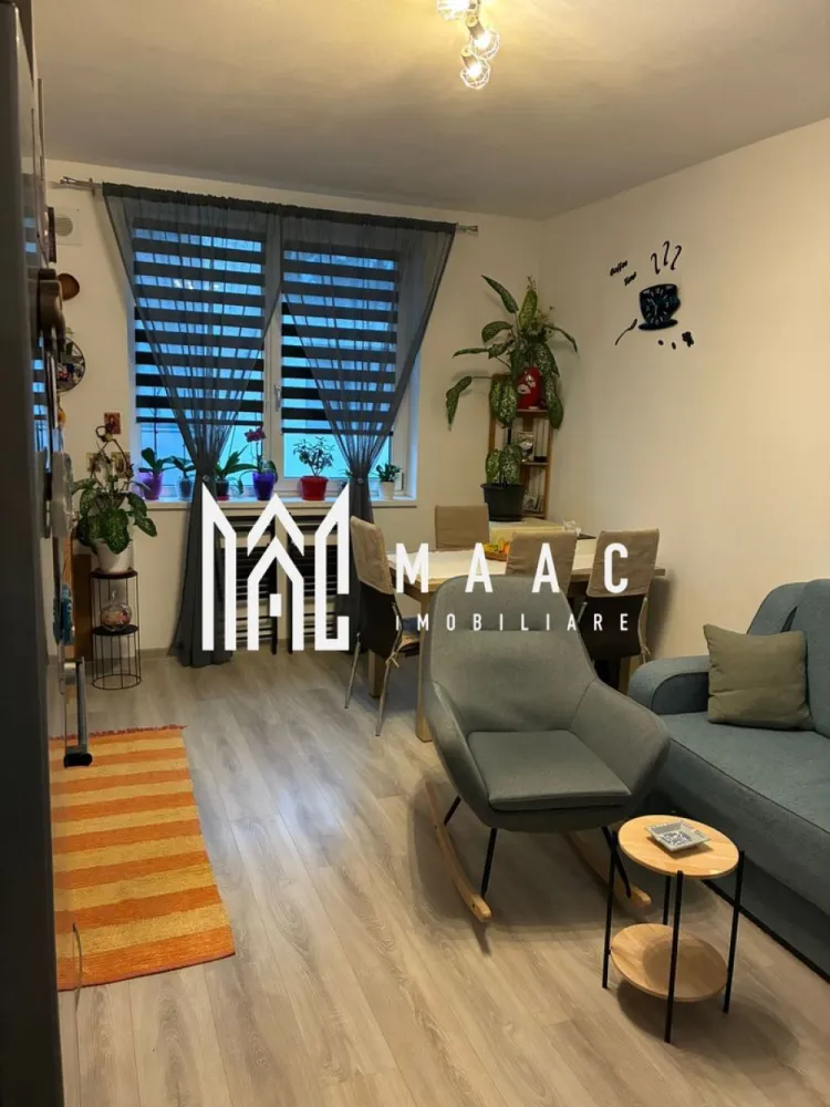 Apartament 3 camere | Etaj 2 | Balcon | Parcare | Mobilat - MAAC Imobiliare vă prezintă spre vânzare un apartament cu 3 camere, situat la etajul 2, în Șelimbăr, într-o zonă bine dezvoltată, cu acces facil către toate punctele de interes. Caracteristici: Apartament decomandat Număr camere: 3 Etaj: 2 din 3 Suprafață utilă: 55 mp + balcon Compartimentare: Hol de acces Living cu bucătărie open-space 2 dormitoare mobilate, dintre care unul cu ieșire pe balcon Baie. Dotări și finisaje: Apartamentul se vinde complet mobilat și utilat, exact ca în poze Bucătărie dotată cu plită, cuptor electric, hotă, mașină de spălat vase Baie dotată cu cabină de duș și mașină de spălat rufe Centrală termică proprie Încălzire prin pardoseală. Facilități și avantaje: Loc de parcare inclus în preț Apartament gata de mutare Etaj intermediar Ideal pentru familie sau investiție Zonă și acces: În apropiere se regăsesc magazine, școli, grădinițe, farmacii, stații de autobuz și alte facilități. Pentru mai multe detalii precizati telefonic ca ati vazut anuntul cu ID: CP2901884 }}