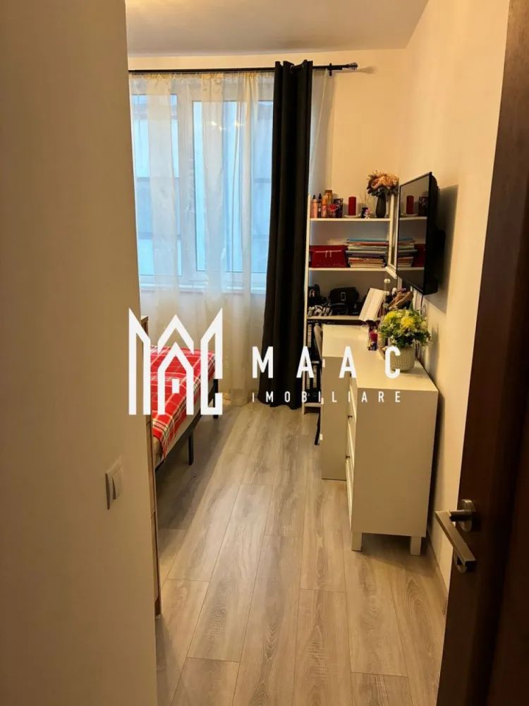 Apartament 3 camere | Etaj 2 | Balcon | Parcare | Mobilat - MAAC Imobiliare vă prezintă spre vânzare un apartament cu 3 camere, situat la etajul 2, în Șelimbăr, într-o zonă bine dezvoltată, cu acces facil către toate punctele de interes. Caracteristici: Apartament decomandat Număr camere: 3 Etaj: 2 din 3 Suprafață utilă: 55 mp + balcon Compartimentare: Hol de acces Living cu bucătărie open-space 2 dormitoare mobilate, dintre care unul cu ieșire pe balcon Baie. Dotări și finisaje: Apartamentul se vinde complet mobilat și utilat, exact ca în poze Bucătărie dotată cu plită, cuptor electric, hotă, mașină de spălat vase Baie dotată cu cabină de duș și mașină de spălat rufe Centrală termică proprie Încălzire prin pardoseală. Facilități și avantaje: Loc de parcare inclus în preț Apartament gata de mutare Etaj intermediar Ideal pentru familie sau investiție Zonă și acces: În apropiere se regăsesc magazine, școli, grădinițe, farmacii, stații de autobuz și alte facilități. Pentru mai multe detalii precizati telefonic ca ati vazut anuntul cu ID: CP2901884 }}
