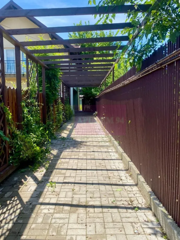 Duplex în vilă, 4 camere, renovat 2025, curte 250 mp, Mogoșoaia - Categorie: Case / Vile
Tip proprietate: Vilă duplex / Duplex
Regim înălțime: P+1
Suprafață utilă: 122 mp
Suprafață construită: 145 mp
Teren: 301 mp
Curte liberă: 250 mp
Camere: 4
Dormitoare: 3
Băi: 3
Parcare: 2 locuri
Comision cumparator 0

Vilă duplex renovată în 2025, cu 122 mp utili, 3 dormitoare, 3 băi, 2 locuri de parcare și o curte liberă de aproximativ 250 mp, în Mogoșoaia.

Proprietatea este potrivită pentru o familie care vrea casă, curte și liniște, dar fără distanța mare față de București. Casa este gata de mutare și nu cere investiții majore după cumpărare.

Compartimentare:

Parter:
Living luminos, de peste 40 mp, cu acces direct către curte
Bucătărie închisă
Baie cu duș walk-in
Spațiu pentru dining și zonă de relaxare
Scară interioară către etaj

Etaj:
3 dormitoare
2 băi
Balcon care deservește două dormitoare

Mansardă:
Baie suplimentară
Spațiu util pentru depozitare, birou sau zonă tehnică

Curtea este unul dintre punctele forte ale proprietății. Are aproximativ 250 mp liberi și oferă spațiu pentru grădină, loc de joacă, zonă de luat masa afară sau relaxare. 

Casa a fost renovată în 2025. Are parchet, gresie, tâmplărie PVC, fațadă Baumit, centrală proprie, aer condiționat, instalații refăcute și finisaje moderne.

Zona este liniștită, cu case locuite permanent, aproape de lac, pădure și Palatul Brâncovenesc Mogoșoaia. Accesul către București și Centură este facil.

Potrivită pentru:
Familie cu 1 sau 2 copii
Cuplu care lucrează din București, dar vrea curte și liniște
Cumpărător care caută o casă gata de mutare, fără renovări
Persoană care vrea spațiu exterior real, nu doar o terasă simbolică

Disponibilă pentru vizionare. Pentru detalii și programare, mă poți contacta telefonic

Stația Stupinei este la aproximativ 1 minut de mers pe jos, iar Palatul și Parcul Mogoșoaia la aproximativ 1,1 km.
Proprietar persoană fizică. Comision 0% pentru cumpărător.