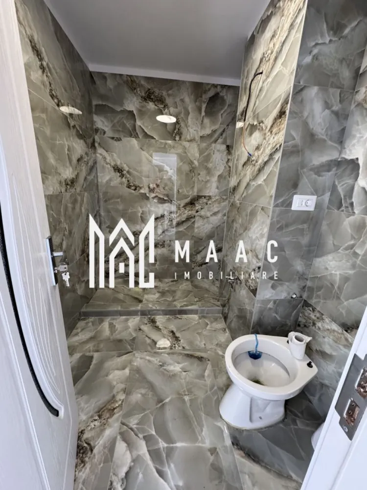 Apartament 3 Camere | zona Ostroveni | Vedere Panoramica - MAAC Imobiliare vă propune spre vânzare un apartament complet renovat și modern finisat, situat în Blocul A53, vizavi de Școala Gimnazială Anton Pann.

Proprietatea are o suprafață utilă de 67 mp și este compusă din 3 camere, baie, cameră pentru mașina de spălat/uscătorie, debarale și un balcon închis. Apartamentul se află la etajul 5, într-un bloc dotat cu lift.

A fost renovat integral, beneficiind de:

izolație termică exterioară,
termopane,
instalație electrică nouă,
centrală electrică proprie,
finisaje moderne și plăcute.

Zona este liniștită și verde, cu acces facil către parcuri de joacă, școli, spitale, catedrale, magazine, piețe și obiective turistice.
În apropiere se află ștranduri și lacuri, ideale pentru petrecerea timpului liber în natură. Accesul către centrul orașului este rapid și comod.

Pentru mai multe detalii și programarea unei vizionări, contactați MAAC Imobiliare. - CP2784814