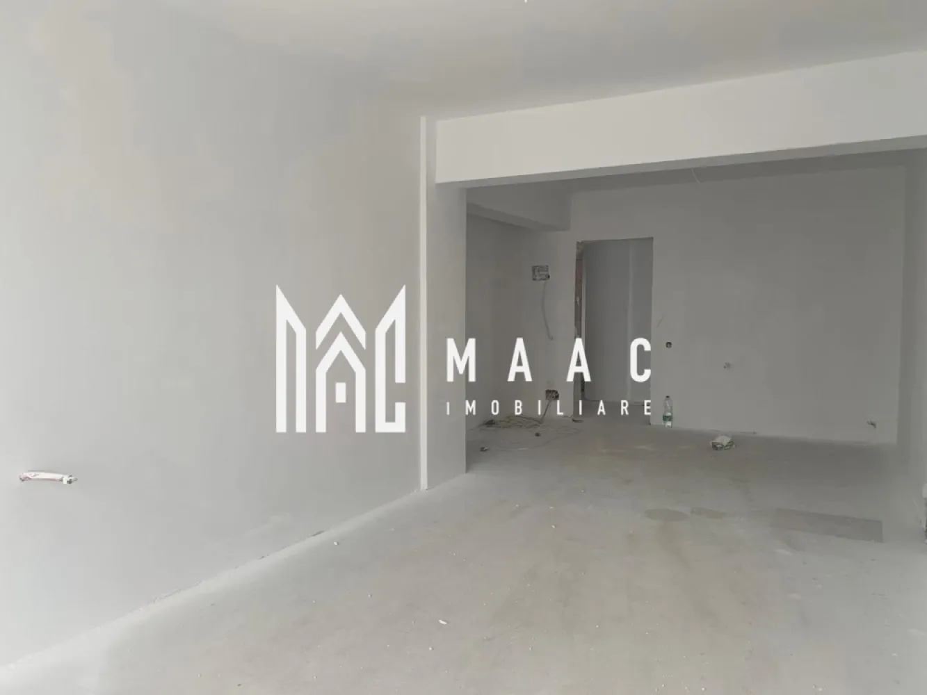 Direct dezvoltator | Apartament 2 camere | Etaj 3 | Calea Surii Mici - MAAC Imobiliare va prezinta un nou complex rezidential situat in zona Calea Surii Mici, in apropierea viitorului Spital Judetean. 

Apartamentul disponibil are o suprafata utila de 52.14 mp si un balcon de 4.69 mp, compartimentat in living generos de 20.20 mp, bucatarie spatioasa de 8.65 mp, dormitor confortabil de 12.29 mp, baie moderna de 3.86 mp si hol de 7.14 mp.

Apartamentul se poate preda la stadiul de finisat la cheie astfel
- Gresie si faianta la alegerea clientului
- Obiecte sanitare la alegere
- Glafuri interior
- Parchet
- Prize si intrerupatoare
- Usi interioare
Pretul apartamentului la cheie este de 83.000 euro.

 Pentru mai multe informatii va invitam sa mentionati ID-ul anuntului: CP2067827