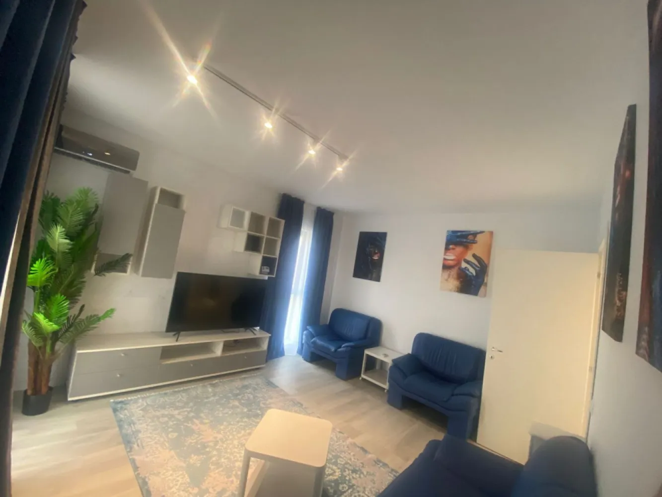 Apartament 2 camere Grozăvești / Politehnica – Novum | Bloc nou 2023 - Vă propunem spre închiriere un apartament cu 2 camere decomandat, complet mobilat și utilat, situat în zona Grozăvești – Splaiul Independenței nr. 313C, în blocul Zen (finalizat în 2023).
Locuința se află la etajul 2 și este pregătită pentru mutare imediată, fiind mobilată și utilată complet pentru locuit. Apartamentul beneficiază de o vedere spectaculoasă către Splaiul Independenței și Parcul Politehnicii, oferind un cadru urban modern și aerisit.

Poziționarea este excelentă – în imediata apropiere de complexele rezidențiale Novum și Exigent One, precum și de Hotel Ibis, la câțiva pași de Universitatea Politehnica și cu acces facil către mijloacele de transport și centrele de interes din zonă.
 2 camere decomandate
 Bloc nou (2023)
 Complet mobilat și utilat
 Vedere deschisă către parc
 Zonă excelentă – Grozăvești / Politehnica
 Nu se acceptă animale de companie.
Comision agenție: 50% din valoarea primei luni de chirie.
Contract minim 1 an

Pentru mai multe detalii și vizionări:
Arbore Real Estate