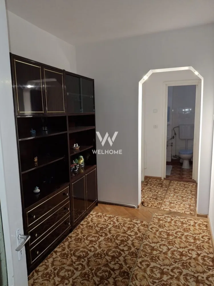 Apartament cu 2 camere de inchiriat, Mihai Viteazu, Sibiu - Îți propunem spre închiriere un apartament cu 2 camere, situat într-una dintre cele mai apreciate zone rezidențiale din Sibiu, pe Bulevardul Mihai Viteazu. Proprietatea este mobilată și utilată complet, oferind tot confortul de care ai nevoie pentru un trai plăcut din prima zi. Detalii locuință: Suprafață generoasă, bine compartimentată; Living luminos și primitor; Dormitor spațios cu dulap și mobilier ergonomic; Bucătărie, utilată (aragaz, frigider, cuptor); Baie dotată cu obiecte sanitare; Balcon cu vedere spre zona liniștită a bulevardului; Încălzire centrală eficientă; Spații de depozitare bine organizate. Locuința este gata de mutat, oferind un ambient plăcut, ideal atât pentru un cuplu, cât și pentru o persoană sau chiar pentru o familie mică. Avantaje ale zonei – Bulevardul Mihai Viteazu, Sibiu Situat într-unul din punctele centrale ale orașului, acest apartament beneficiază de o poziție excelentă: Acces facil la mijloacele de transport în comun, ceea ce facilitează deplasările în tot orașul; Proximitate față de centre comerciale, supermarketuri și farmacii; Zone verzi și alei pentru plimbări, perfecte pentru timp liber și activități în aer liber; Lângă bloc se află cafenele, restaurante și puncte de servicii, ceea ce face zona extrem de convenabilă; Aproape de instituții de învățământ, clinici medicale și centre administrative. Acest apartament reprezintă o oportunitate excelentă pentru cei care doresc o locuință confortabilă într-o zonă foarte bine cotată a orașului Sibiu, cu tot ce ai nevoie la îndemână. Dacă îți dorești un spațiu primitor și funcțional, într-un cartier dinamic și bine conectat, această locuință este alegerea perfectă! Pret 400 euro, negociabil. Detalii si vizionare 0740066818, Cristina }}