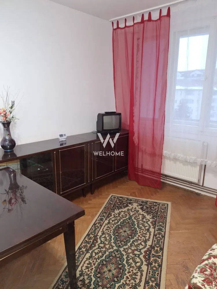 Apartament cu 2 camere de inchiriat, Mihai Viteazu, Sibiu - Îți propunem spre închiriere un apartament cu 2 camere, situat într-una dintre cele mai apreciate zone rezidențiale din Sibiu, pe Bulevardul Mihai Viteazu. Proprietatea este mobilată și utilată complet, oferind tot confortul de care ai nevoie pentru un trai plăcut din prima zi. Detalii locuință: Suprafață generoasă, bine compartimentată; Living luminos și primitor; Dormitor spațios cu dulap și mobilier ergonomic; Bucătărie, utilată (aragaz, frigider, cuptor); Baie dotată cu obiecte sanitare; Balcon cu vedere spre zona liniștită a bulevardului; Încălzire centrală eficientă; Spații de depozitare bine organizate. Locuința este gata de mutat, oferind un ambient plăcut, ideal atât pentru un cuplu, cât și pentru o persoană sau chiar pentru o familie mică. Avantaje ale zonei – Bulevardul Mihai Viteazu, Sibiu Situat într-unul din punctele centrale ale orașului, acest apartament beneficiază de o poziție excelentă: Acces facil la mijloacele de transport în comun, ceea ce facilitează deplasările în tot orașul; Proximitate față de centre comerciale, supermarketuri și farmacii; Zone verzi și alei pentru plimbări, perfecte pentru timp liber și activități în aer liber; Lângă bloc se află cafenele, restaurante și puncte de servicii, ceea ce face zona extrem de convenabilă; Aproape de instituții de învățământ, clinici medicale și centre administrative. Acest apartament reprezintă o oportunitate excelentă pentru cei care doresc o locuință confortabilă într-o zonă foarte bine cotată a orașului Sibiu, cu tot ce ai nevoie la îndemână. Dacă îți dorești un spațiu primitor și funcțional, într-un cartier dinamic și bine conectat, această locuință este alegerea perfectă! Pret 400 euro, negociabil. Detalii si vizionare 0740066818, Cristina }}