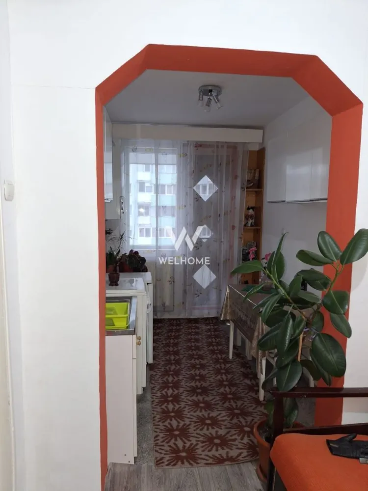 Apartament cu 2 camere de inchiriat, Mihai Viteazu, Sibiu - Îți propunem spre închiriere un apartament cu 2 camere, situat într-una dintre cele mai apreciate zone rezidențiale din Sibiu, pe Bulevardul Mihai Viteazu. Proprietatea este mobilată și utilată complet, oferind tot confortul de care ai nevoie pentru un trai plăcut din prima zi. Detalii locuință: Suprafață generoasă, bine compartimentată; Living luminos și primitor; Dormitor spațios cu dulap și mobilier ergonomic; Bucătărie, utilată (aragaz, frigider, cuptor); Baie dotată cu obiecte sanitare; Balcon cu vedere spre zona liniștită a bulevardului; Încălzire centrală eficientă; Spații de depozitare bine organizate. Locuința este gata de mutat, oferind un ambient plăcut, ideal atât pentru un cuplu, cât și pentru o persoană sau chiar pentru o familie mică. Avantaje ale zonei – Bulevardul Mihai Viteazu, Sibiu Situat într-unul din punctele centrale ale orașului, acest apartament beneficiază de o poziție excelentă: Acces facil la mijloacele de transport în comun, ceea ce facilitează deplasările în tot orașul; Proximitate față de centre comerciale, supermarketuri și farmacii; Zone verzi și alei pentru plimbări, perfecte pentru timp liber și activități în aer liber; Lângă bloc se află cafenele, restaurante și puncte de servicii, ceea ce face zona extrem de convenabilă; Aproape de instituții de învățământ, clinici medicale și centre administrative. Acest apartament reprezintă o oportunitate excelentă pentru cei care doresc o locuință confortabilă într-o zonă foarte bine cotată a orașului Sibiu, cu tot ce ai nevoie la îndemână. Dacă îți dorești un spațiu primitor și funcțional, într-un cartier dinamic și bine conectat, această locuință este alegerea perfectă! Pret 400 euro, negociabil. Detalii si vizionare 0740066818, Cristina }}