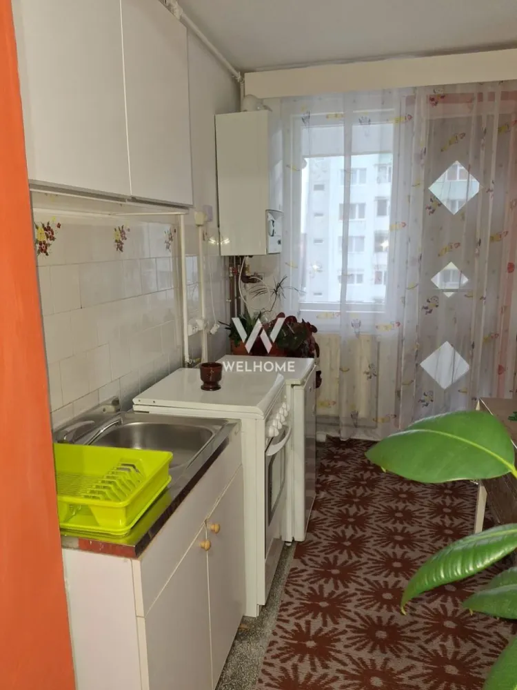 Apartament cu 2 camere de inchiriat, Mihai Viteazu, Sibiu - Îți propunem spre închiriere un apartament cu 2 camere, situat într-una dintre cele mai apreciate zone rezidențiale din Sibiu, pe Bulevardul Mihai Viteazu. Proprietatea este mobilată și utilată complet, oferind tot confortul de care ai nevoie pentru un trai plăcut din prima zi. Detalii locuință: Suprafață generoasă, bine compartimentată; Living luminos și primitor; Dormitor spațios cu dulap și mobilier ergonomic; Bucătărie, utilată (aragaz, frigider, cuptor); Baie dotată cu obiecte sanitare; Balcon cu vedere spre zona liniștită a bulevardului; Încălzire centrală eficientă; Spații de depozitare bine organizate. Locuința este gata de mutat, oferind un ambient plăcut, ideal atât pentru un cuplu, cât și pentru o persoană sau chiar pentru o familie mică. Avantaje ale zonei – Bulevardul Mihai Viteazu, Sibiu Situat într-unul din punctele centrale ale orașului, acest apartament beneficiază de o poziție excelentă: Acces facil la mijloacele de transport în comun, ceea ce facilitează deplasările în tot orașul; Proximitate față de centre comerciale, supermarketuri și farmacii; Zone verzi și alei pentru plimbări, perfecte pentru timp liber și activități în aer liber; Lângă bloc se află cafenele, restaurante și puncte de servicii, ceea ce face zona extrem de convenabilă; Aproape de instituții de învățământ, clinici medicale și centre administrative. Acest apartament reprezintă o oportunitate excelentă pentru cei care doresc o locuință confortabilă într-o zonă foarte bine cotată a orașului Sibiu, cu tot ce ai nevoie la îndemână. Dacă îți dorești un spațiu primitor și funcțional, într-un cartier dinamic și bine conectat, această locuință este alegerea perfectă! Pret 400 euro, negociabil. Detalii si vizionare 0740066818, Cristina }}