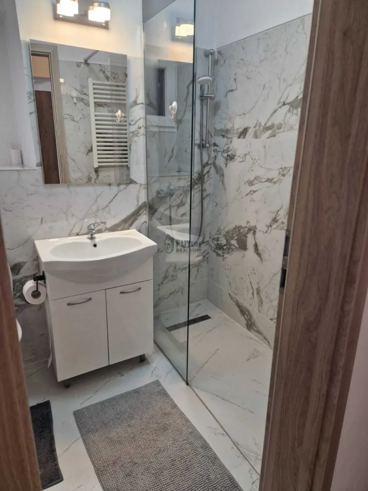 Inchiriez apartament 2 camere proaspat zugravit, mobila noua, centrala - Cauți un cămin unde să te bucuri de pulsul orașului, dar să ai parte de liniște deplină? Acest apartament proaspăt renovat din zona Olteniței - Iriceanu (vis-à-vis de Kaufland) este pregătit să își primească primii chiriași! ✨ De ce să alegi acest apartament? Proaspăt renovat: Totul este igienizat și zugrăvit recent. Mobilier & Electrocasnice NOI: Te bucuri de confortul unor obiecte neutilizate. Liniște garantată: Deși blocul este situat la bulevard, apartamentul are vederea exclusiv pe partea din spate. Scapi de zgomotul traficului, dar rămâi conectat la tot ce contează. Eficient energetic: Dotat cu centrală proprie pe gaz Wiessman (control total asupra costurilor și temperaturii) și aer condiționat. 🛋️ Detalii și Dotări: Configurație: Etaj 6 din 10, balcon închis. Dotări: Mașină de spălat, bucătărie complet utilată, spații de depozitare. Pet-friendly: Acceptăm cu drag animăluțe de talie mică 🐾. 📍 Localizare & Transport: Transport: Stație de tramvai și autobuz chiar în fața blocului. Metrou: Stația Apărătorii Patriei la doar 10 minute de mers pe jos. Facilități: Kaufland peste drum, farmacii, bănci și parcuri în proximitate. Notă: Apartamentul nu dispune de loc de parcare propriu. Condiții: 1 lună chirie + 1 lună garanție. 📞 Contactează-mă pentru o vizionare! #ChirieBucuresti #Apartament2Camere #SoseauaOltenitei #AparatoriiPatriei #PetFriendly #PrimaInchiriere #HomeSweetHome }}