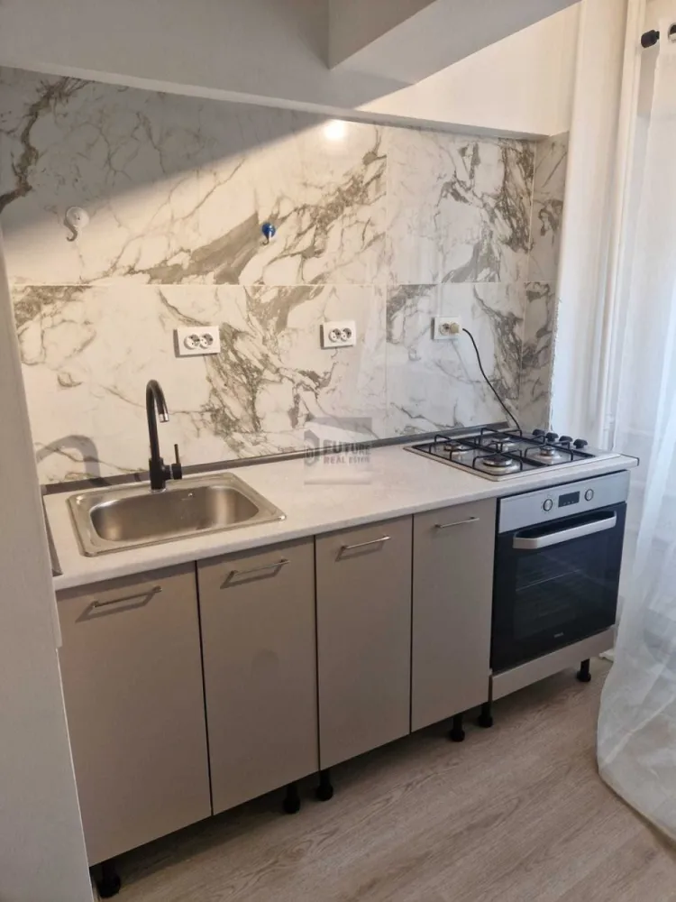 Inchiriez apartament 2 camere proaspat zugravit, mobila noua, centrala - Cauți un cămin unde să te bucuri de pulsul orașului, dar să ai parte de liniște deplină? Acest apartament proaspăt renovat din zona Olteniței - Iriceanu (vis-à-vis de Kaufland) este pregătit să își primească primii chiriași! ✨ De ce să alegi acest apartament? Proaspăt renovat: Totul este igienizat și zugrăvit recent. Mobilier & Electrocasnice NOI: Te bucuri de confortul unor obiecte neutilizate. Liniște garantată: Deși blocul este situat la bulevard, apartamentul are vederea exclusiv pe partea din spate. Scapi de zgomotul traficului, dar rămâi conectat la tot ce contează. Eficient energetic: Dotat cu centrală proprie pe gaz Wiessman (control total asupra costurilor și temperaturii) și aer condiționat. 🛋️ Detalii și Dotări: Configurație: Etaj 6 din 10, balcon închis. Dotări: Mașină de spălat, bucătărie complet utilată, spații de depozitare. Pet-friendly: Acceptăm cu drag animăluțe de talie mică 🐾. 📍 Localizare & Transport: Transport: Stație de tramvai și autobuz chiar în fața blocului. Metrou: Stația Apărătorii Patriei la doar 10 minute de mers pe jos. Facilități: Kaufland peste drum, farmacii, bănci și parcuri în proximitate. Notă: Apartamentul nu dispune de loc de parcare propriu. Condiții: 1 lună chirie + 1 lună garanție. 📞 Contactează-mă pentru o vizionare! #ChirieBucuresti #Apartament2Camere #SoseauaOltenitei #AparatoriiPatriei #PetFriendly #PrimaInchiriere #HomeSweetHome }}