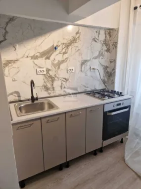 Inchiriez apartament 2 camere proaspat zugravit, mobila noua, centrala
