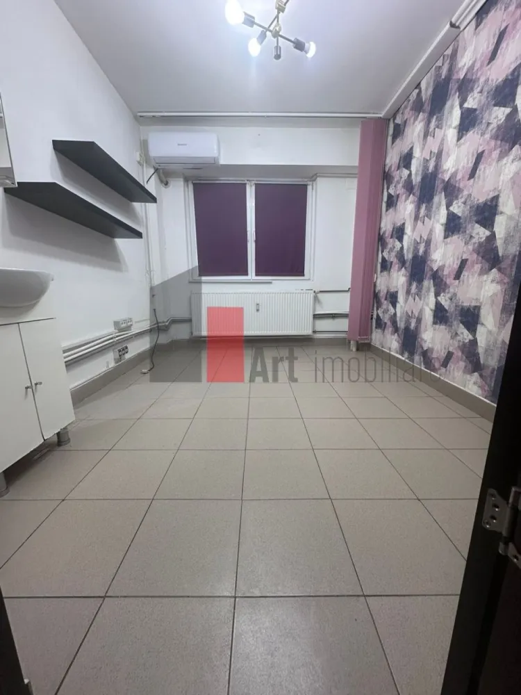 Spatiu comercial de inchiriat in zona Basarabia/Blvd Chisinau/Nicolae Grigorescu - Spațiu comercial stradal – posibilitate de închiriere integrală sau individuală – vitrină generoasă – trafic pietonal intens

Vă prezentăm spre închiriere un spațiu comercial cu vizibilitate excelentă, amplasat într-o zonă cu trafic pietonal intens și acces direct din stradă, disponibil atât integral, cât și separat, în funcție de necesitățile viitorului chiriaș.

Imobilul beneficiază de un vad comercial consacrat, în această locație funcționând timp de aproximativ 10 ani un salon, aspect care oferă un avantaj important prin notorietatea deja existentă și fluxul constant de potențiali clienți.

Spațiul dispune de două încăperi principale, cu acces la grup sanitar și balcon, putând fi închiriate individual sau împreună:

Varianta 1 – Camera mică – 17 mp utili
Suprafața include camera propriu-zisă, jumătate din grupul sanitar, jumătate din balcon și zona de hol cu spațiu de depozitare. Este potrivită pentru activități precum birou, cabinet, servicii profesionale sau activități de înfrumusețare sau alte activitati comerciale.

Varianta 2 – Camera mare – 44 mp utili
Suprafața include încăperea principală, spațiul de depozitare, jumătate din grupul sanitar și jumătate din balcon. Datorită dimensiunii și vizibilității foarte bune, spațiul este ideal pentru salon, showroom, cabinet, agenție sau alte activități comerciale.

Varianta 3 – Închirierea întregului spațiu – 700 €/lună
Spațiul poate fi închiriat integral, beneficiind de întreaga suprafață, acces exclusiv și toate avantajele unei locații comerciale consacrate.

Dotări și beneficii:

Vitrină stradală de aproximativ 5–6 ml;
Vad comercial consacrat;
Trafic pietonal intens;
Grup sanitar;
Curent 220V, cu posibilitate de alimentare trifazică;
Contorizare separată pentru energie electrică;
Încălzire și apă caldă prin sistemul de termoficare;
Aer condiționat;
Sistem de securitate;
Acces direct din stradă;
Vizibilitate excelentă pentru activități comerciale.

Poziționarea foarte bună și accesul facil recomandă proprietatea pentru:

salon de înfrumusețare;
cabinet medical sau de specialitate;
showroom;
magazin de prezentare;
birou de servicii;
agenție;
centru educațional;
alte activități comerciale și profesionale.

Condiții de închiriere:

Chirie negociabilă în funcție de suprafața închiriată;
O lună de chirie + garanție;
Se percepe comision.

Spațiul este disponibil imediat, iar documentația este pregătită. Pentru informații suplimentare și programarea unei vizionări, vă stau la dispoziție telefonic sau pe WhatsApp.