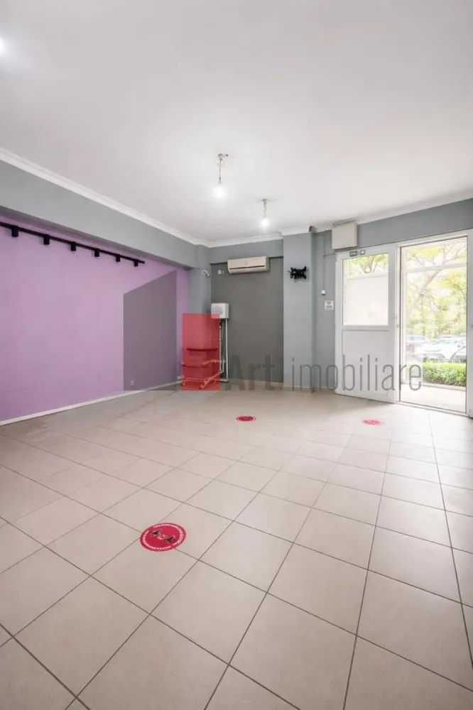 Spatiu comercial de inchiriat in zona Basarabia/Blvd Chisinau/Nicolae Grigorescu - Spațiu comercial stradal – posibilitate de închiriere integrală sau individuală – vitrină generoasă – trafic pietonal intens

Vă prezentăm spre închiriere un spațiu comercial cu vizibilitate excelentă, amplasat într-o zonă cu trafic pietonal intens și acces direct din stradă, disponibil atât integral, cât și separat, în funcție de necesitățile viitorului chiriaș.

Imobilul beneficiază de un vad comercial consacrat, în această locație funcționând timp de aproximativ 10 ani un salon, aspect care oferă un avantaj important prin notorietatea deja existentă și fluxul constant de potențiali clienți.

Spațiul dispune de două încăperi principale, cu acces la grup sanitar și balcon, putând fi închiriate individual sau împreună:

Varianta 1 – Camera mică – 17 mp utili
Suprafața include camera propriu-zisă, jumătate din grupul sanitar, jumătate din balcon și zona de hol cu spațiu de depozitare. Este potrivită pentru activități precum birou, cabinet, servicii profesionale sau activități de înfrumusețare sau alte activitati comerciale.

Varianta 2 – Camera mare – 44 mp utili
Suprafața include încăperea principală, spațiul de depozitare, jumătate din grupul sanitar și jumătate din balcon. Datorită dimensiunii și vizibilității foarte bune, spațiul este ideal pentru salon, showroom, cabinet, agenție sau alte activități comerciale.

Varianta 3 – Închirierea întregului spațiu – 700 €/lună
Spațiul poate fi închiriat integral, beneficiind de întreaga suprafață, acces exclusiv și toate avantajele unei locații comerciale consacrate.

Dotări și beneficii:

Vitrină stradală de aproximativ 5–6 ml;
Vad comercial consacrat;
Trafic pietonal intens;
Grup sanitar;
Curent 220V, cu posibilitate de alimentare trifazică;
Contorizare separată pentru energie electrică;
Încălzire și apă caldă prin sistemul de termoficare;
Aer condiționat;
Sistem de securitate;
Acces direct din stradă;
Vizibilitate excelentă pentru activități comerciale.

Poziționarea foarte bună și accesul facil recomandă proprietatea pentru:

salon de înfrumusețare;
cabinet medical sau de specialitate;
showroom;
magazin de prezentare;
birou de servicii;
agenție;
centru educațional;
alte activități comerciale și profesionale.

Condiții de închiriere:

Chirie negociabilă în funcție de suprafața închiriată;
O lună de chirie + garanție;
Se percepe comision.

Spațiul este disponibil imediat, iar documentația este pregătită. Pentru informații suplimentare și programarea unei vizionări, vă stau la dispoziție telefonic sau pe WhatsApp.