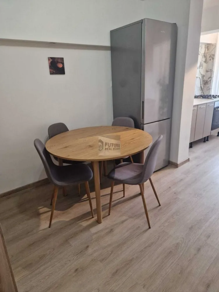 Inchiriez apartament 2 camere proaspat zugravit, mobila noua, centrala - Cauți un cămin unde să te bucuri de pulsul orașului, dar să ai parte de liniște deplină? Acest apartament proaspăt renovat din zona Olteniței - Iriceanu (vis-à-vis de Kaufland) este pregătit să își primească primii chiriași! ✨ De ce să alegi acest apartament? Proaspăt renovat: Totul este igienizat și zugrăvit recent. Mobilier & Electrocasnice NOI: Te bucuri de confortul unor obiecte neutilizate. Liniște garantată: Deși blocul este situat la bulevard, apartamentul are vederea exclusiv pe partea din spate. Scapi de zgomotul traficului, dar rămâi conectat la tot ce contează. Eficient energetic: Dotat cu centrală proprie pe gaz Wiessman (control total asupra costurilor și temperaturii) și aer condiționat. 🛋️ Detalii și Dotări: Configurație: Etaj 6 din 10, balcon închis. Dotări: Mașină de spălat, bucătărie complet utilată, spații de depozitare. Pet-friendly: Acceptăm cu drag animăluțe de talie mică 🐾. 📍 Localizare & Transport: Transport: Stație de tramvai și autobuz chiar în fața blocului. Metrou: Stația Apărătorii Patriei la doar 10 minute de mers pe jos. Facilități: Kaufland peste drum, farmacii, bănci și parcuri în proximitate. Notă: Apartamentul nu dispune de loc de parcare propriu. Condiții: 1 lună chirie + 1 lună garanție. 📞 Contactează-mă pentru o vizionare! #ChirieBucuresti #Apartament2Camere #SoseauaOltenitei #AparatoriiPatriei #PetFriendly #PrimaInchiriere #HomeSweetHome }}