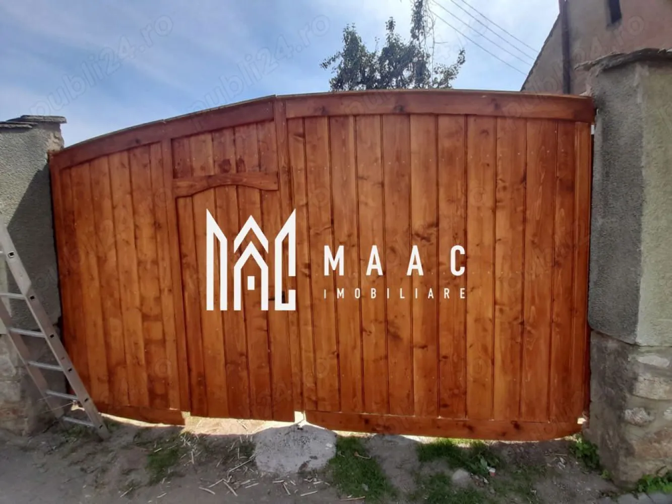 Teren intravilan 800 mp | Centru Gura Râului | Ideal construcție - MAAC Imobiliare vă propune spre vânzare un teren intravilan situat chiar în centrul localității Gura Râului, una dintre cele mai apreciate zone din apropierea Sibiului, cu poziționare excelentă și multiple posibilități de utilizare, atât rezidențial, cât și comercial.

Amplasarea este una Premium, terenul fiind situat vis-a-vis de Primărie, în imediata apropiere de Poștă, Dispensarul Medical și Poliția Locală, beneficiind de acces facil și vizibilitate foarte bună.

 Detalii teren
Suprafață: 800 mp
Teren intravilan
Poziționare centrală
Acces direct la drum principal

 Utilități
Toate utilitățile se află la poarta proprietății:
Apă curentă
Instalație de gaz făcută, (pregătită pentru momentul când localitatea va fi conectata la rețeaua de gaz)
Curent electric
Canalizare

 Avantaje urbanistice
Există Certificat de Urbanism, care confirmă faptul că se poate construi pe întreaga suprafață a terenului
Terenul poate fi utilizat atât pentru construcție rezidențială, cât și pentru activitate comercială

 Ideal pentru
 Casă individuală
 Pensiune / afacere turistică
 Spațiu comercial
 Investiție pe termen lung

📞 Contactează-ne pentru mai multe detalii sau pentru a programa o vizionare!, menționează CP3179837!