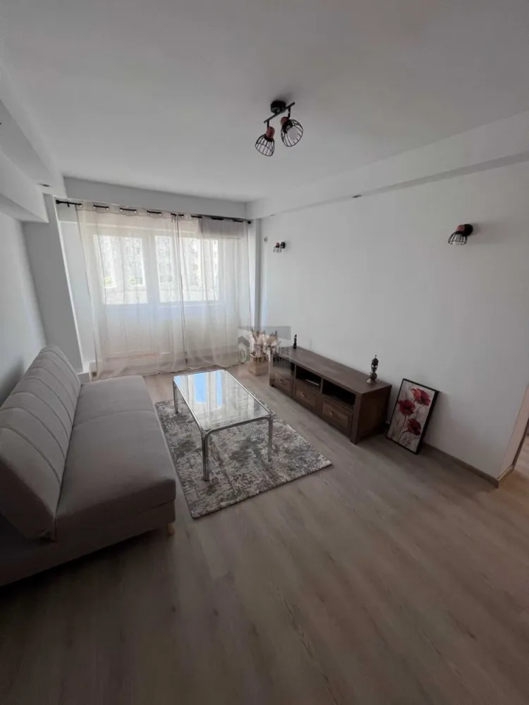 Inchiriez apartament 2 camere proaspat zugravit, mobila noua, centrala - Cauți un cămin unde să te bucuri de pulsul orașului, dar să ai parte de liniște deplină? Acest apartament proaspăt renovat din zona Olteniței - Iriceanu (vis-à-vis de Kaufland) este pregătit să își primească primii chiriași! ✨ De ce să alegi acest apartament? Proaspăt renovat: Totul este igienizat și zugrăvit recent. Mobilier & Electrocasnice NOI: Te bucuri de confortul unor obiecte neutilizate. Liniște garantată: Deși blocul este situat la bulevard, apartamentul are vederea exclusiv pe partea din spate. Scapi de zgomotul traficului, dar rămâi conectat la tot ce contează. Eficient energetic: Dotat cu centrală proprie pe gaz Wiessman (control total asupra costurilor și temperaturii) și aer condiționat. 🛋️ Detalii și Dotări: Configurație: Etaj 6 din 10, balcon închis. Dotări: Mașină de spălat, bucătărie complet utilată, spații de depozitare. Pet-friendly: Acceptăm cu drag animăluțe de talie mică 🐾. 📍 Localizare & Transport: Transport: Stație de tramvai și autobuz chiar în fața blocului. Metrou: Stația Apărătorii Patriei la doar 10 minute de mers pe jos. Facilități: Kaufland peste drum, farmacii, bănci și parcuri în proximitate. Notă: Apartamentul nu dispune de loc de parcare propriu. Condiții: 1 lună chirie + 1 lună garanție. 📞 Contactează-mă pentru o vizionare! #ChirieBucuresti #Apartament2Camere #SoseauaOltenitei #AparatoriiPatriei #PetFriendly #PrimaInchiriere #HomeSweetHome }}